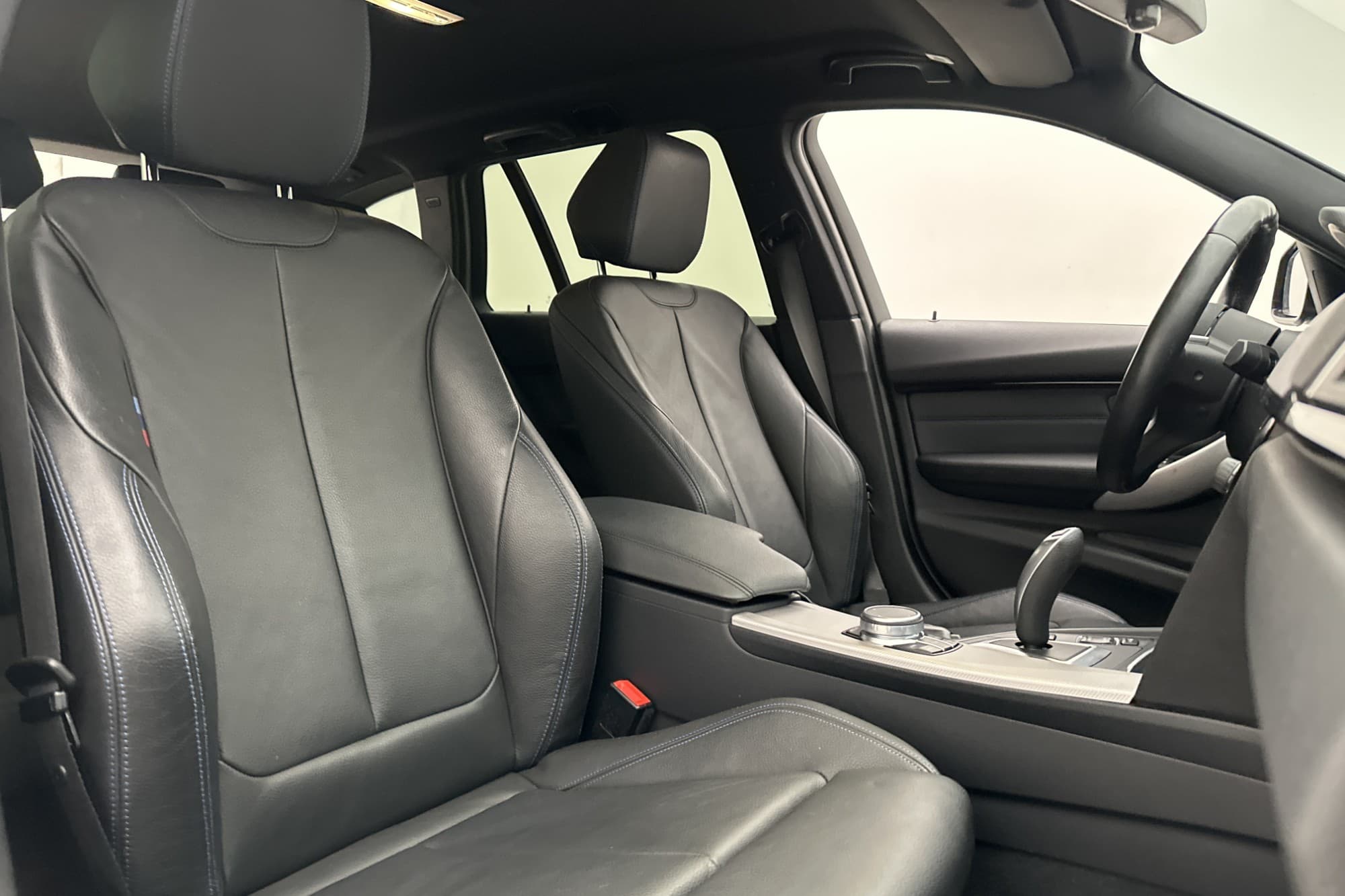 BMW 320 i xDrive Touring M Sport HiFi Navi Kamera Skinn