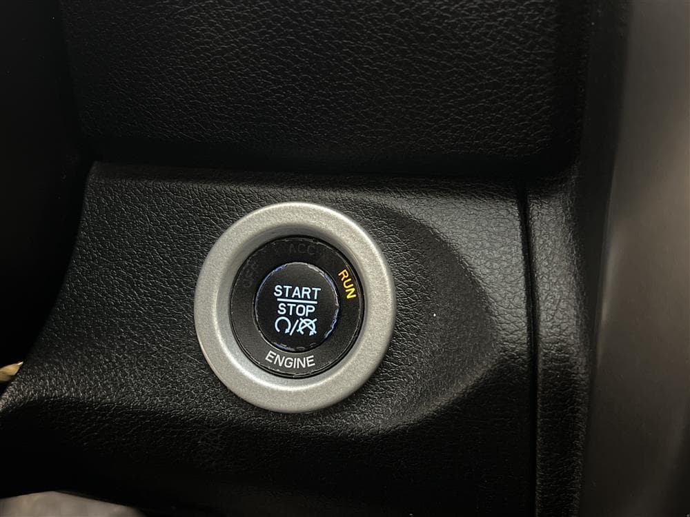 Dodge Ram Sport 5.7 Hemi 4WD 401hk Breddare Taklucka Moms interiör
