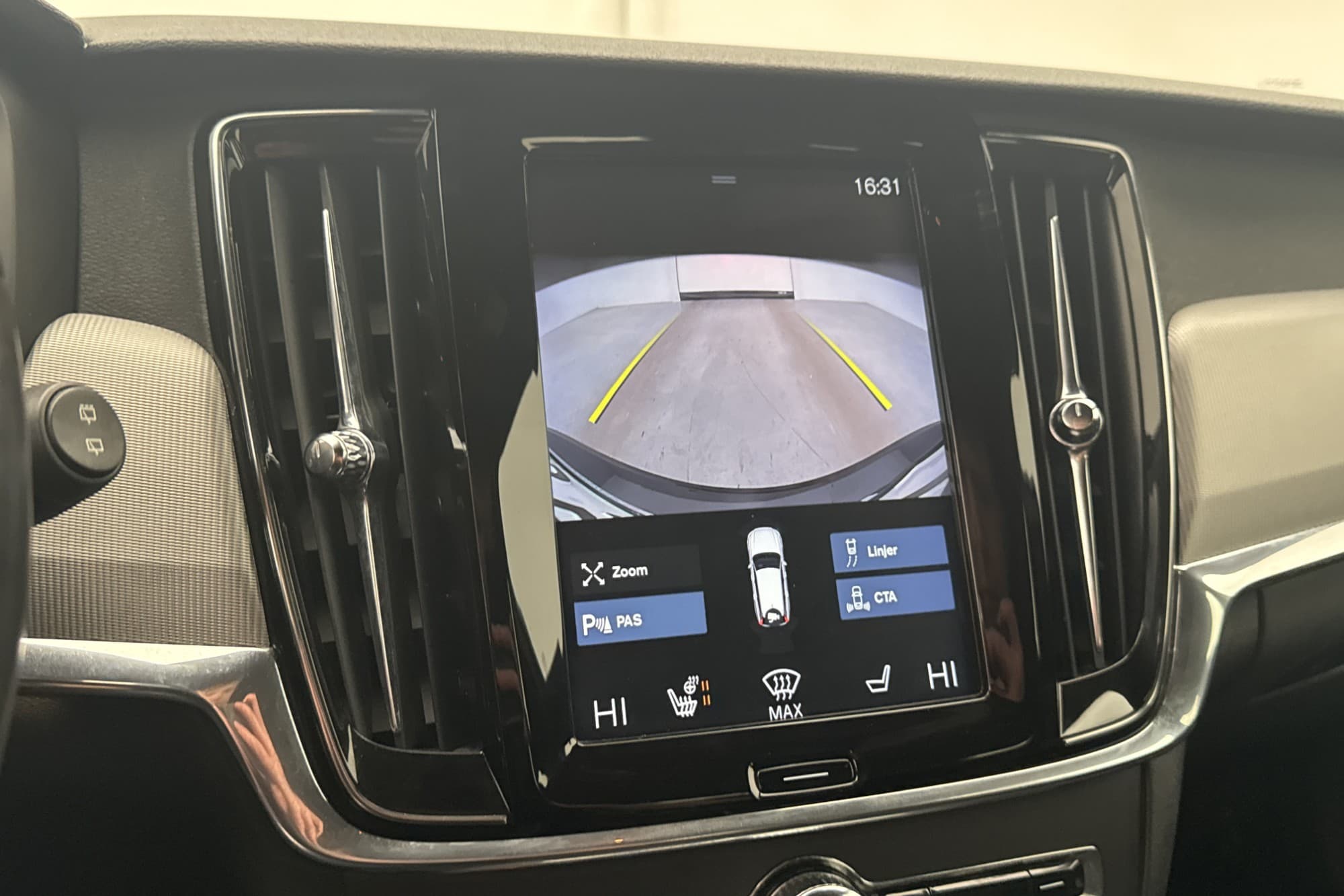 Volvo V90 D4 AWD R-Design VOC Värmare BLIS HUD Kamera