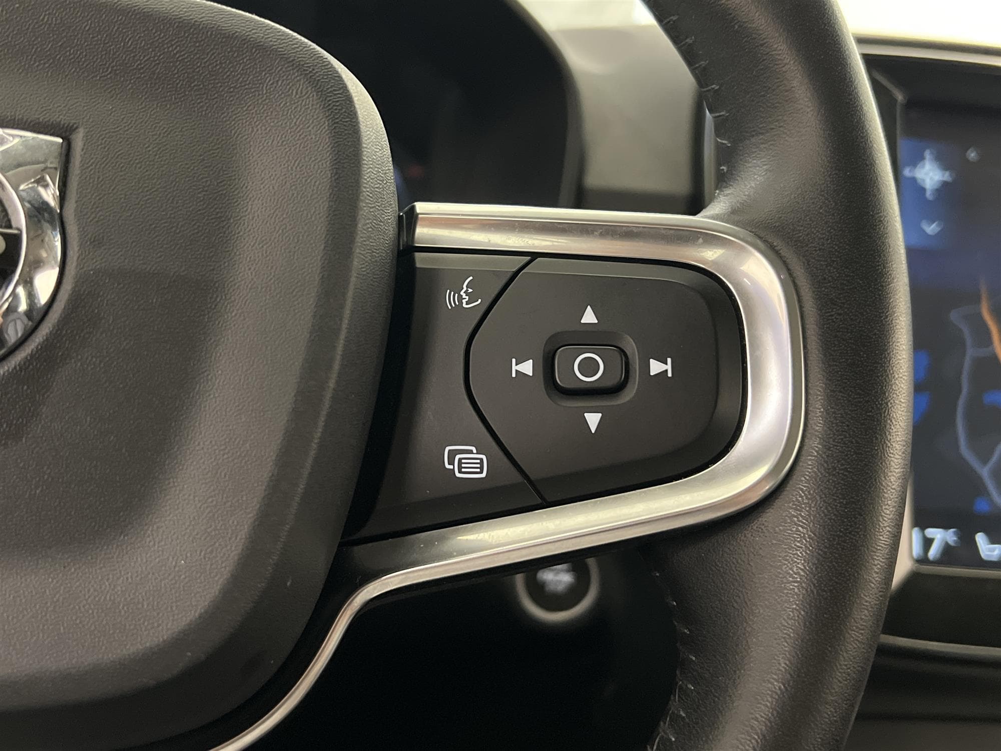 Volvo XC40 T5 AWD 247hk Voc B-Värm Drag B-Kamera Navi BLIS