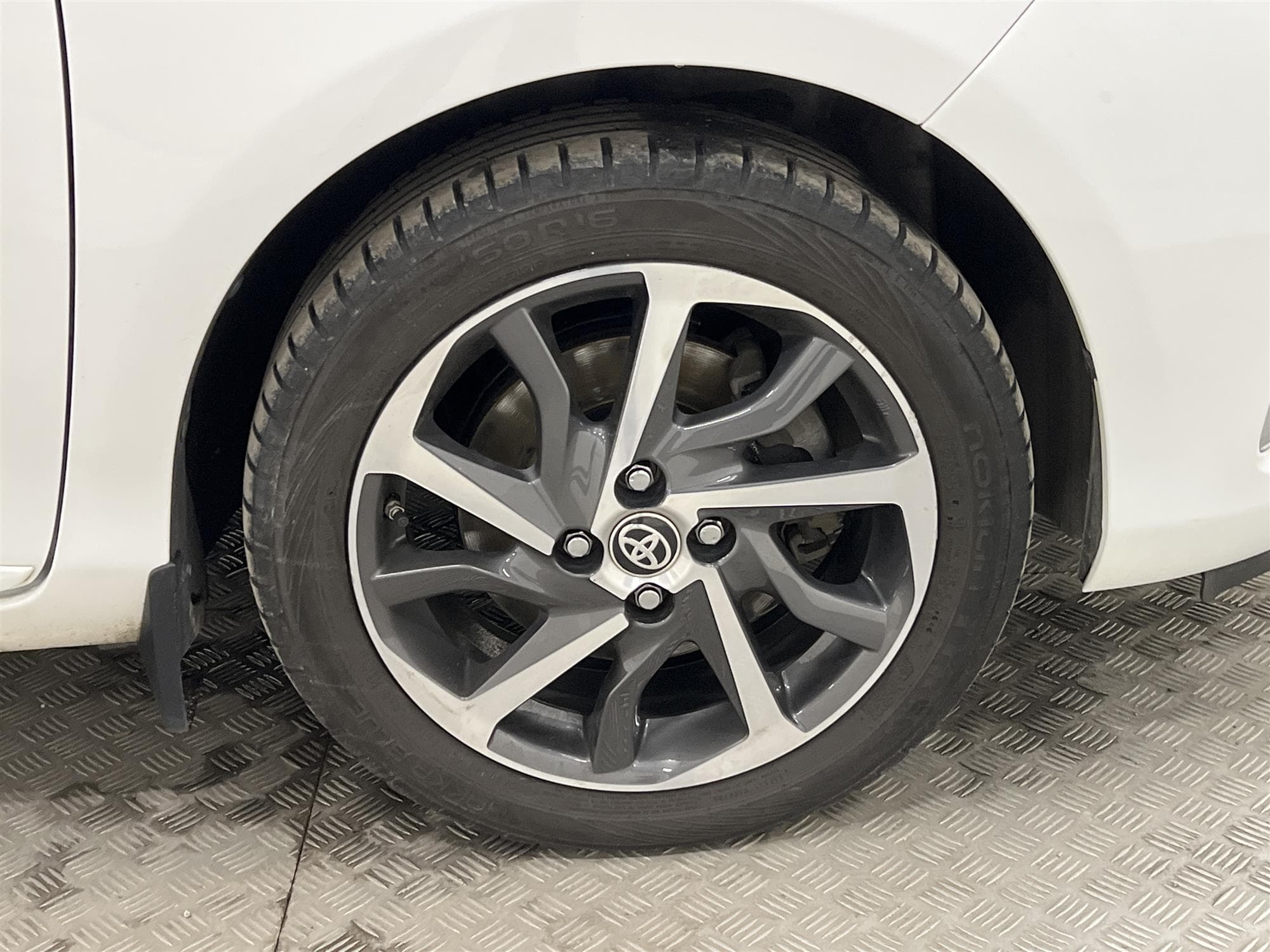 Toyota Hybrid e-CVT 101hk 2 Brukare M-Värm Navi Drag B-Kam