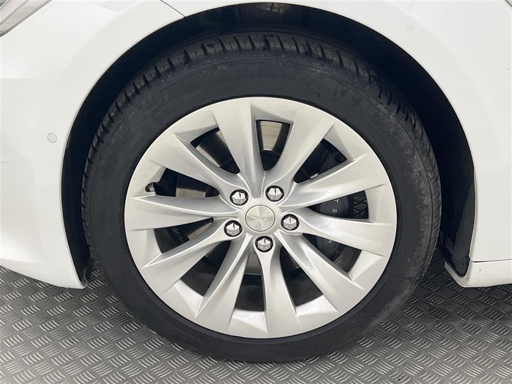 Tesla Model Standard Range AWD Luftfjädring AP Sv-såldinteriör