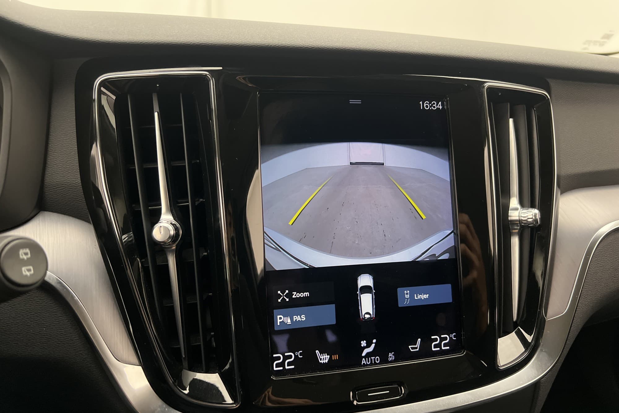 Volvo V60 B4 Momentum VOC Värmare Navi CarPlay Kamera