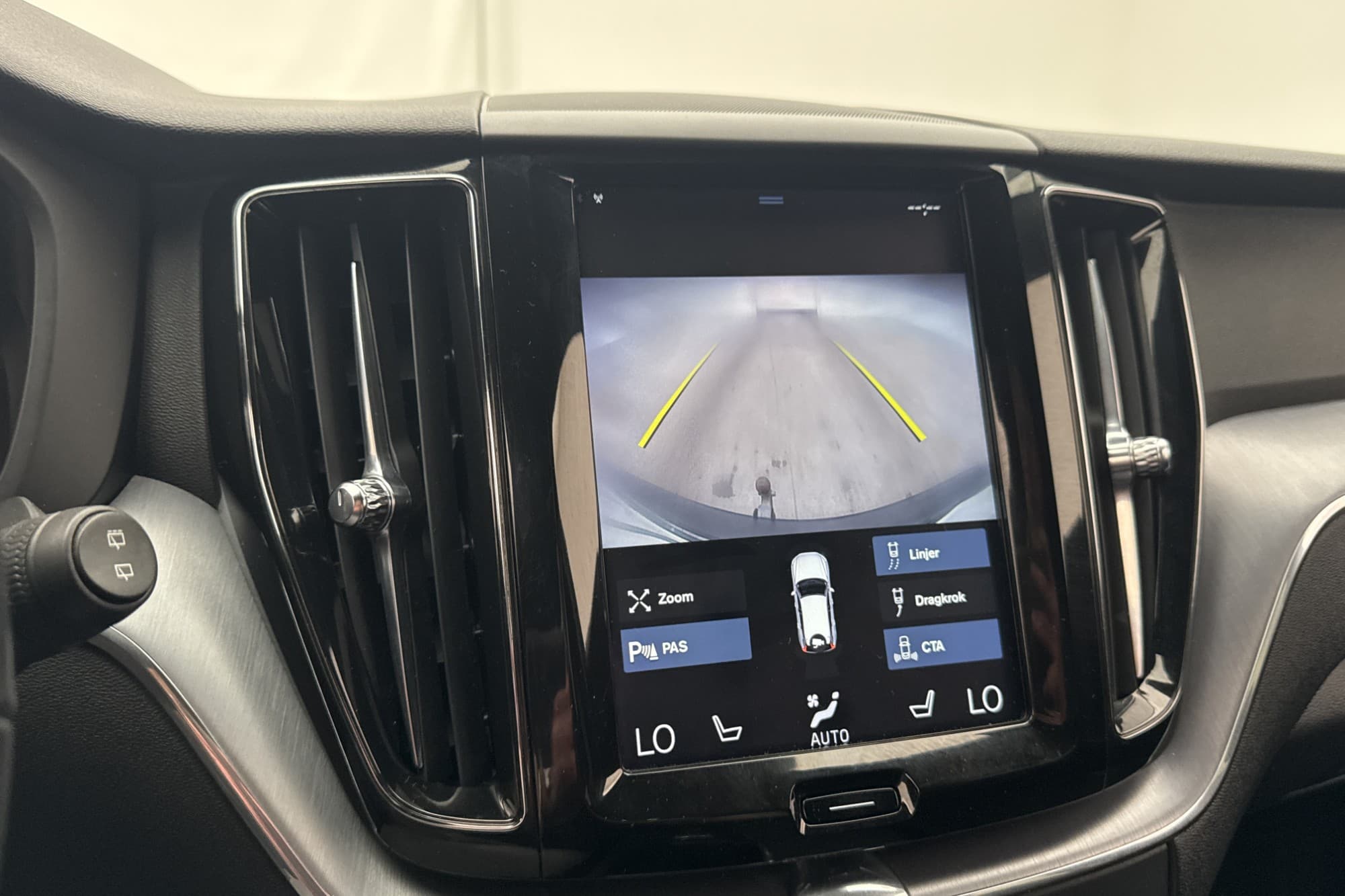 Volvo XC60 B4 AWD Adv Edt VOC D-Värm BLIS Dragkrok Kamera