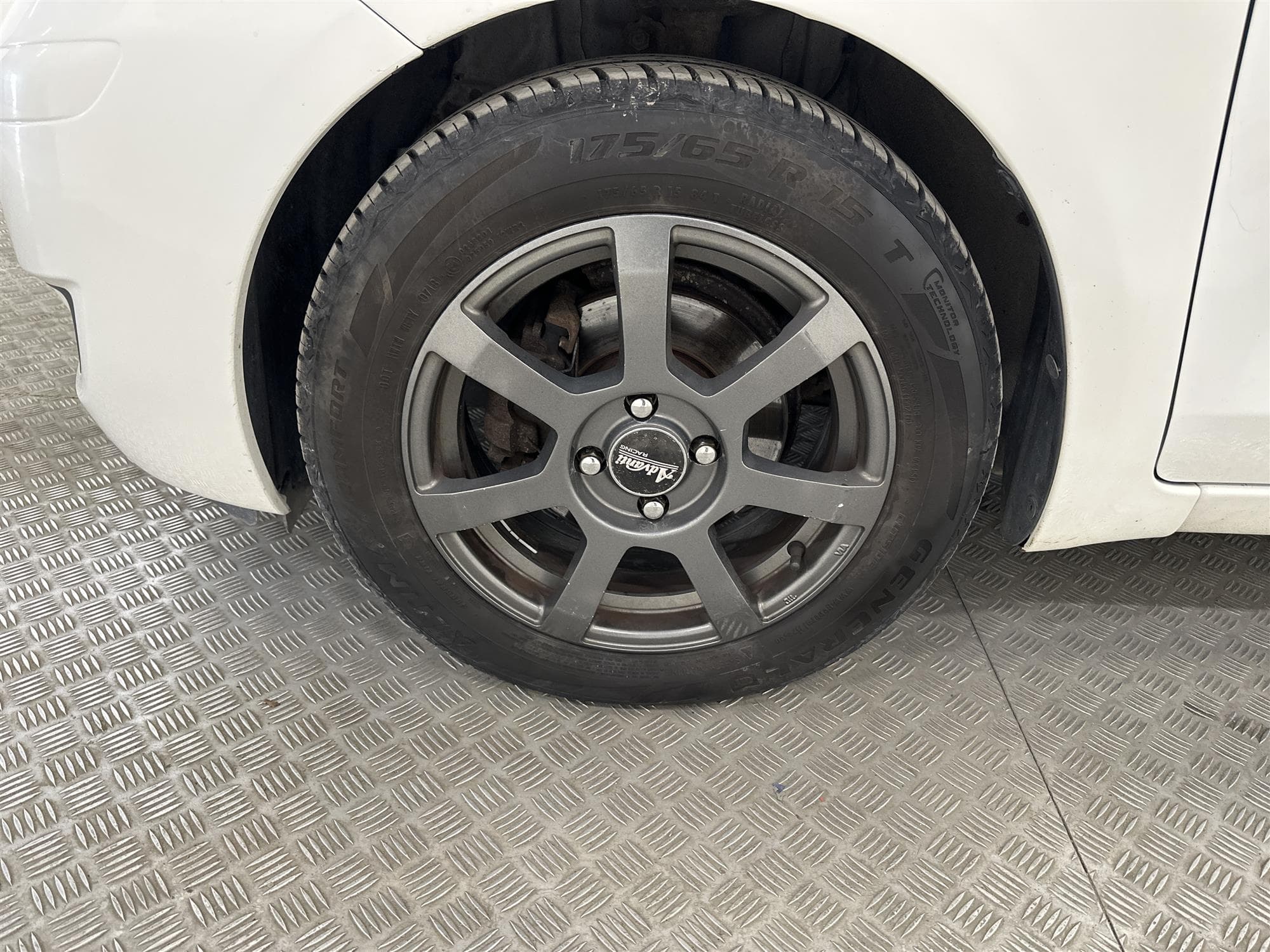 Toyota Yaris 1.33 VVT-i 99hk 558kr Skatt Nyservad 0,46L/mil
