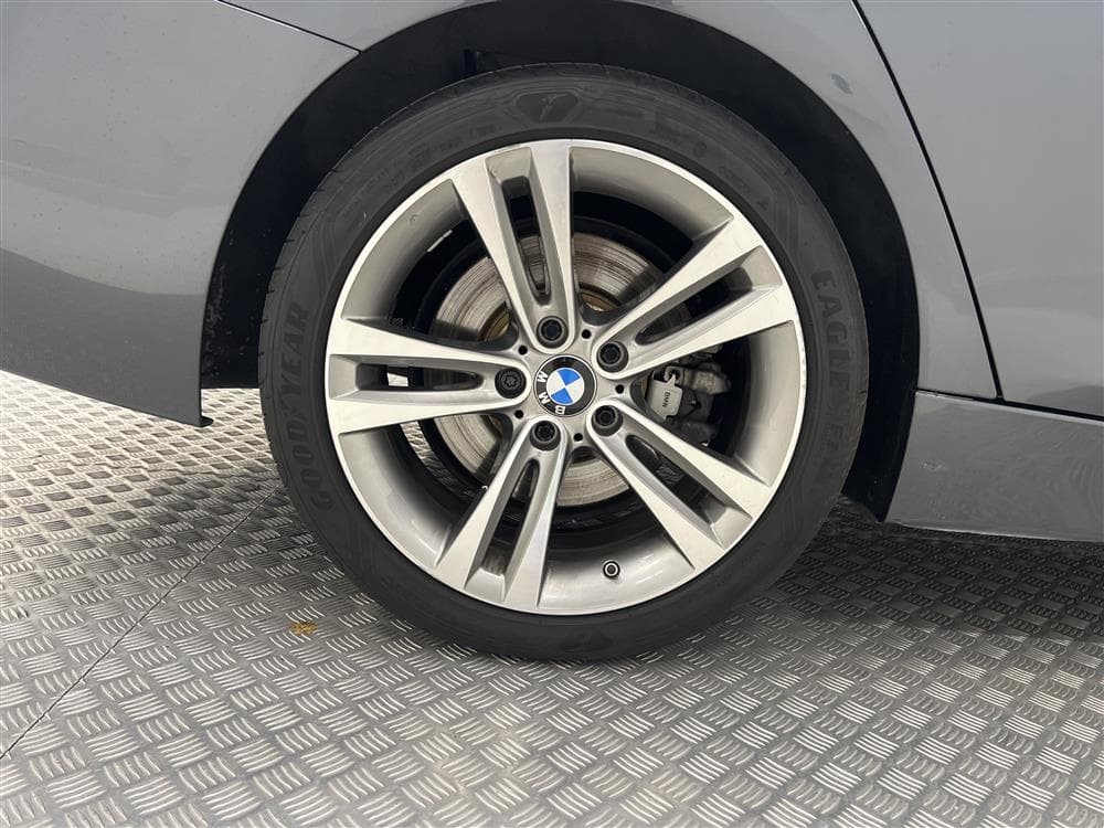 BMW 330 d xDrive Sport Line Panorama Harman/Kardon M-Rattinteriör