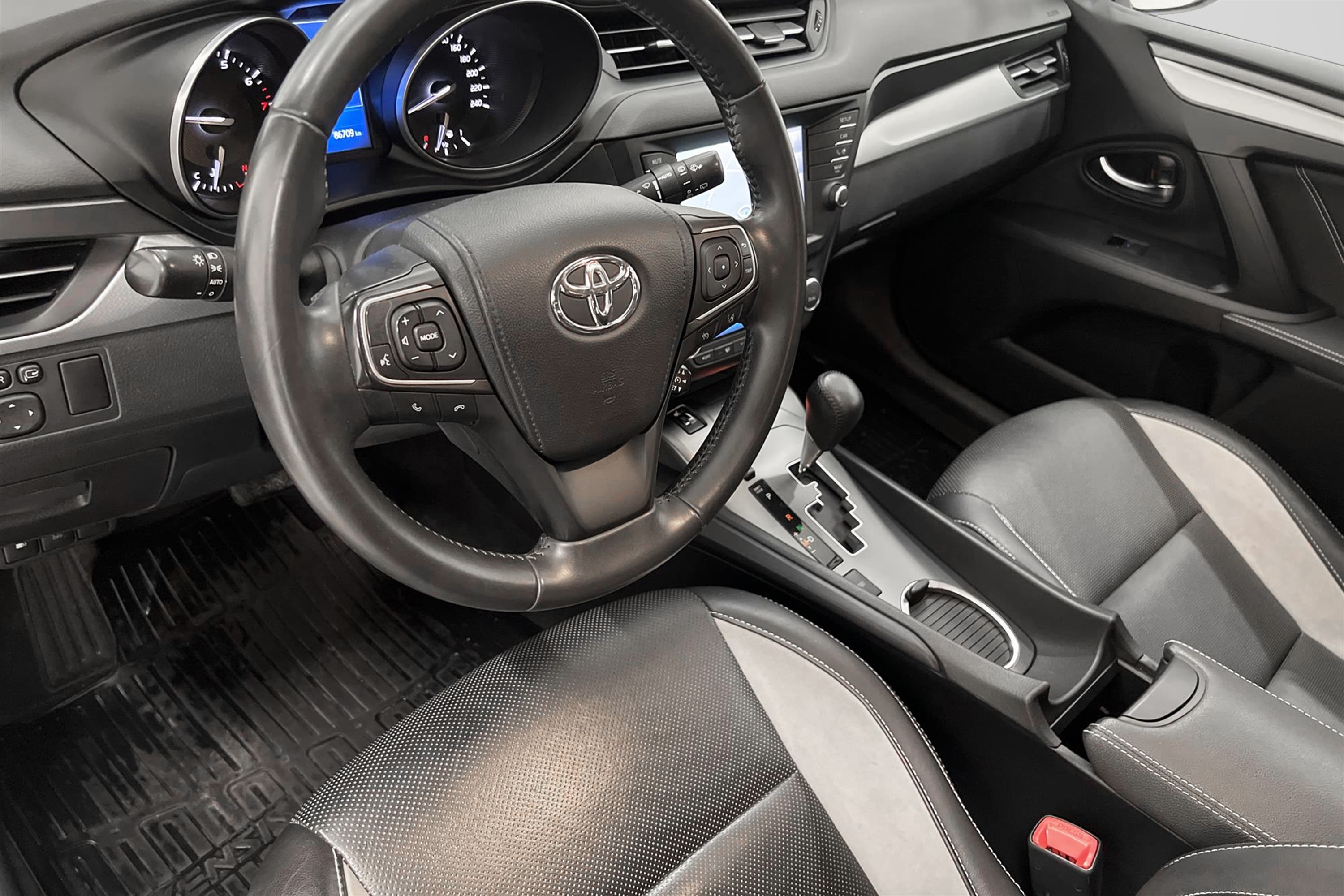 Toyota Avensis 2.0 152hk M&K-Värmare Navi Drag B-Kam Skinn 