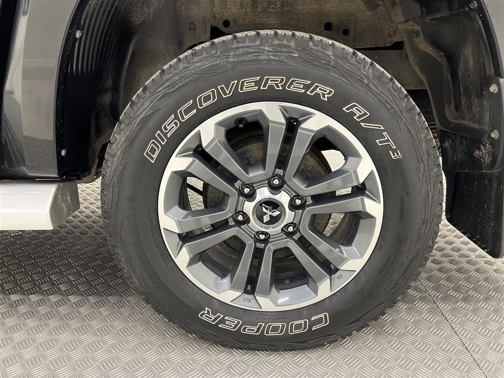 Mitsubishi L200 2.2 DI-D Aut 150hk 4x4 Premium Drag Moms interiör