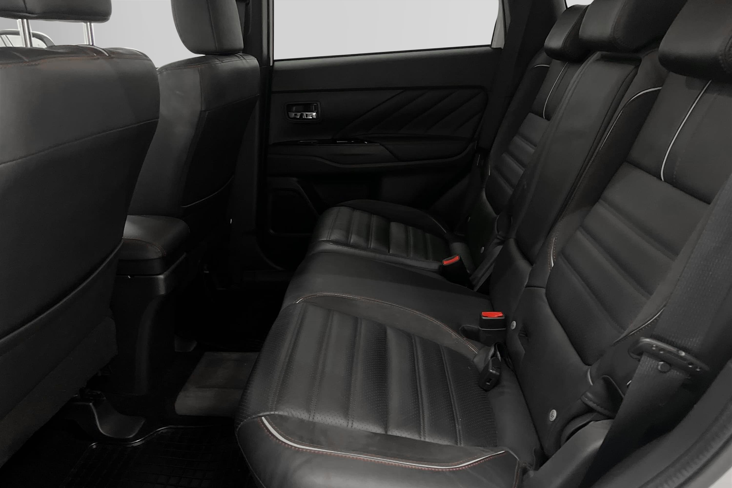Mitsubishi Outlander P-HEV 4WD 360° Drag Taklucka Carplayinteriör