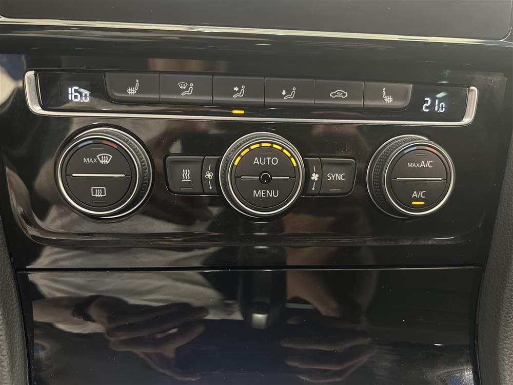 Volkswagen Golf 2.0 TDI 150hk Automat D-Värmare Faceliftinteriör
