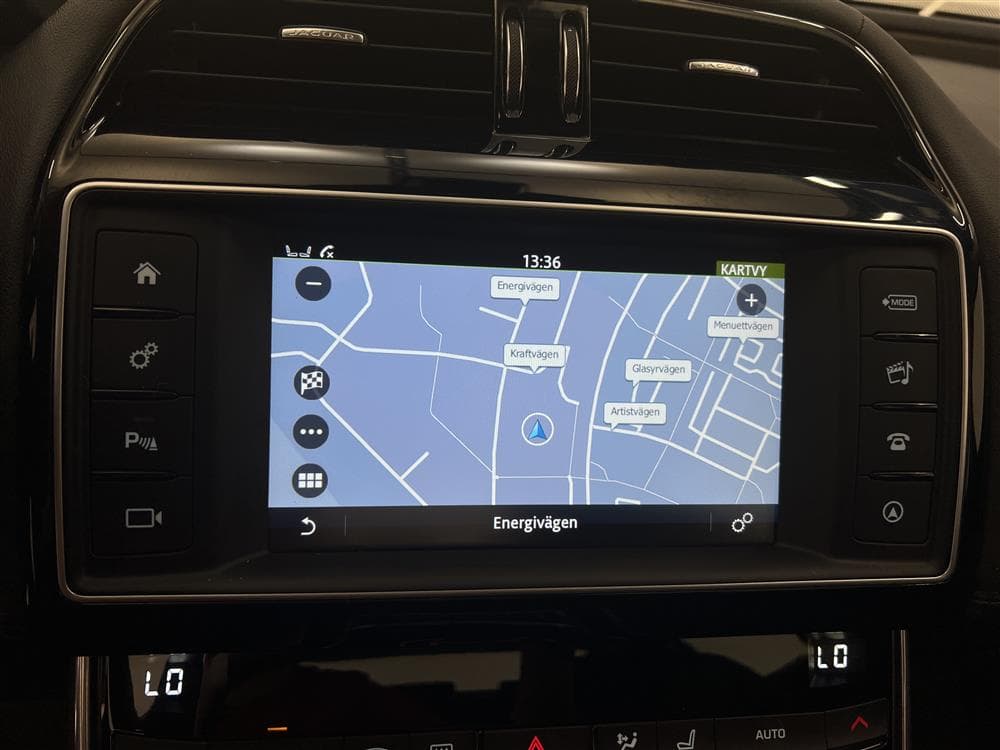 Jaguar XE 2.5T 240hk Navi B-kam Välservad Keyless 0,75l/milinteriör