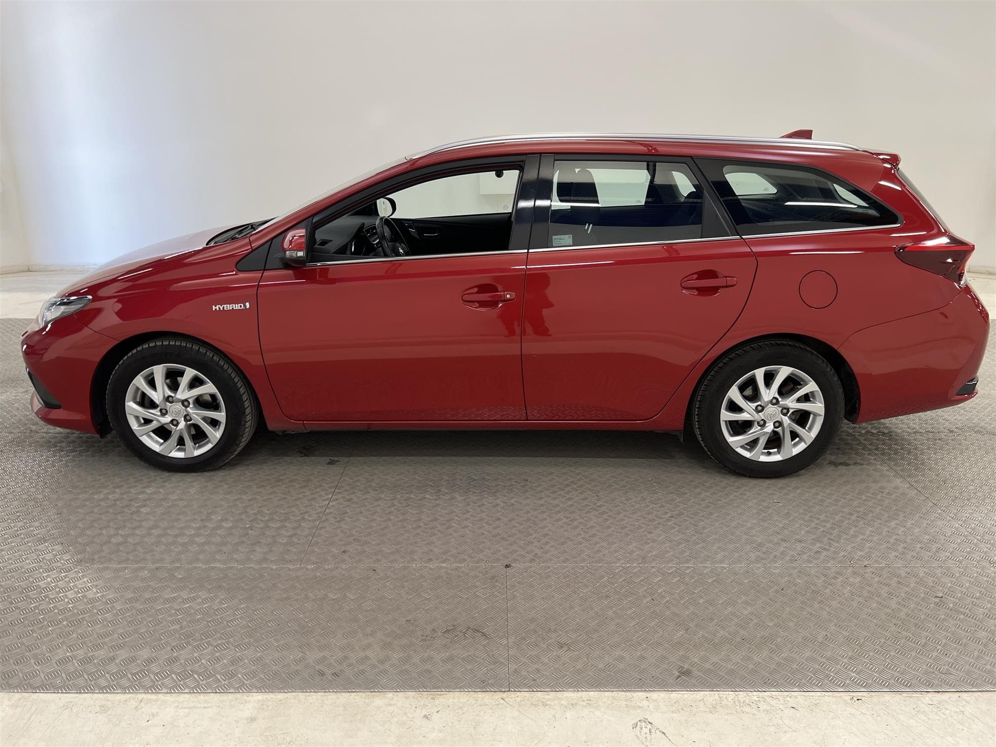Toyota Auris Hybrid e-CVT 136hk