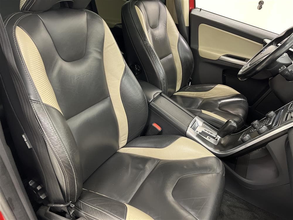 Volvo XC60 D3 163hk AWD R-Design D-Värm VOC Pano Skinn Naviinteriör