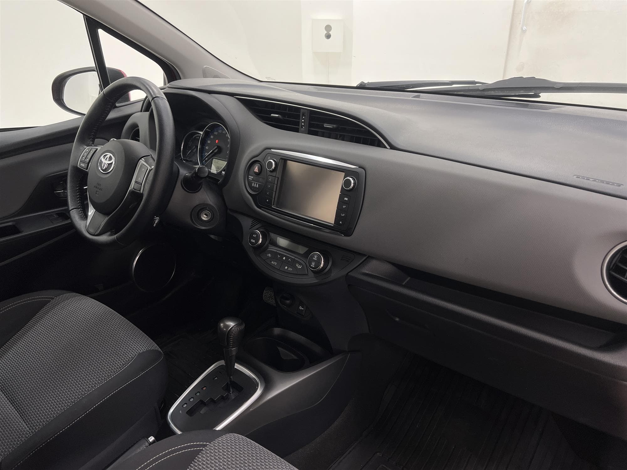 Toyota  Yaris Hybrid e-CVT 101hk B-Kam Låg Skatt 0,33L/mil