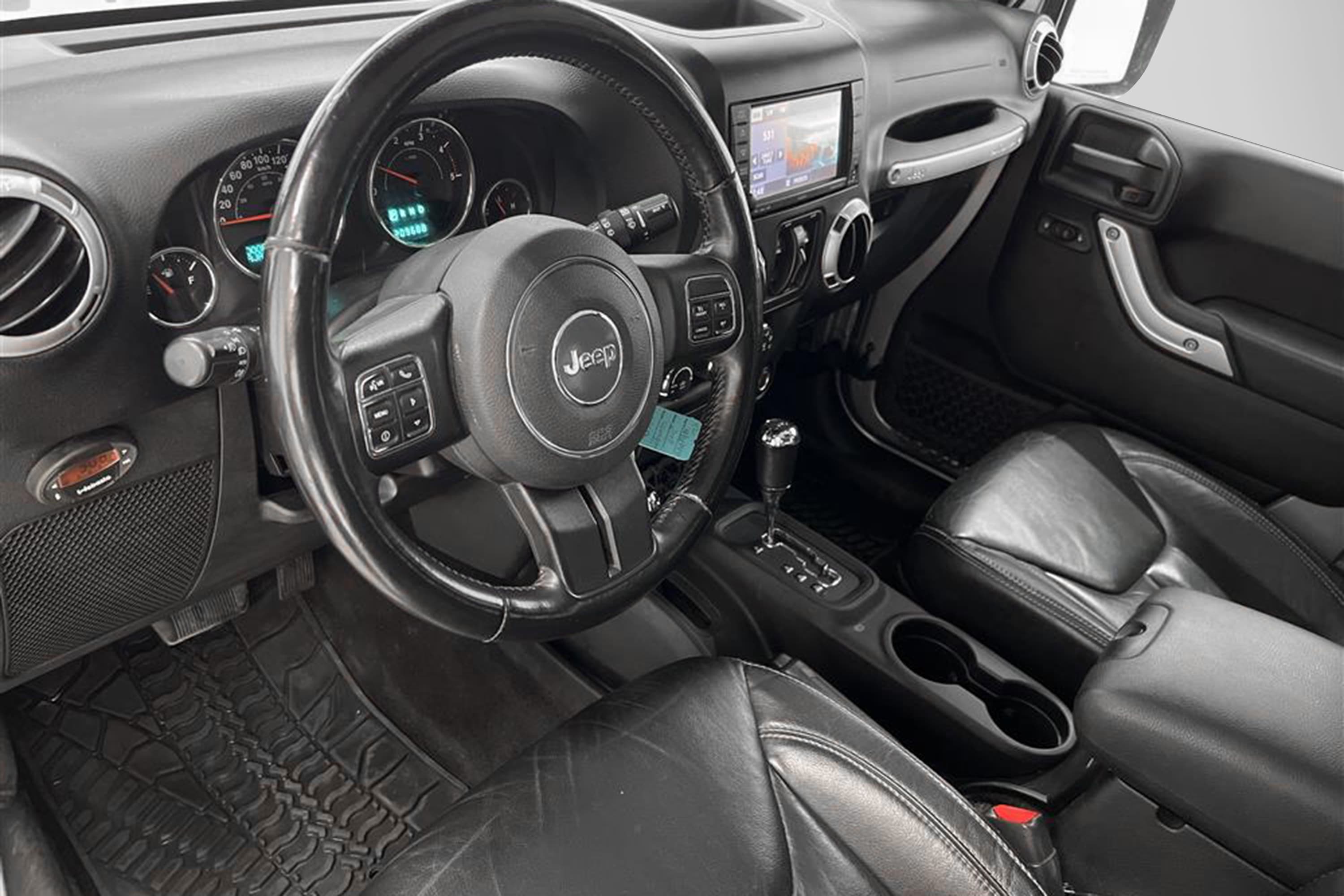 Jeep Wrangler 4WD Unlimited Sahara Edition Skinn Drag Naviinteriör