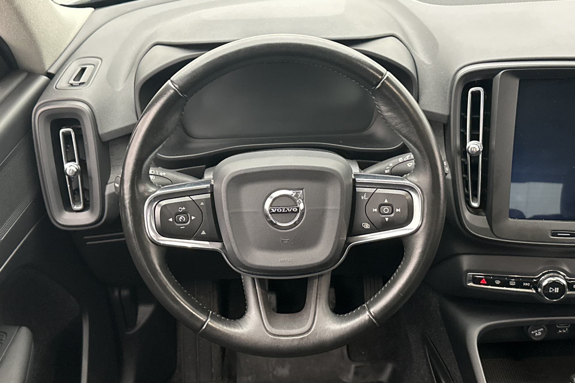 Volvo XC40 T3 156hk Business VOC Värmare CarPlay Rattvärme
