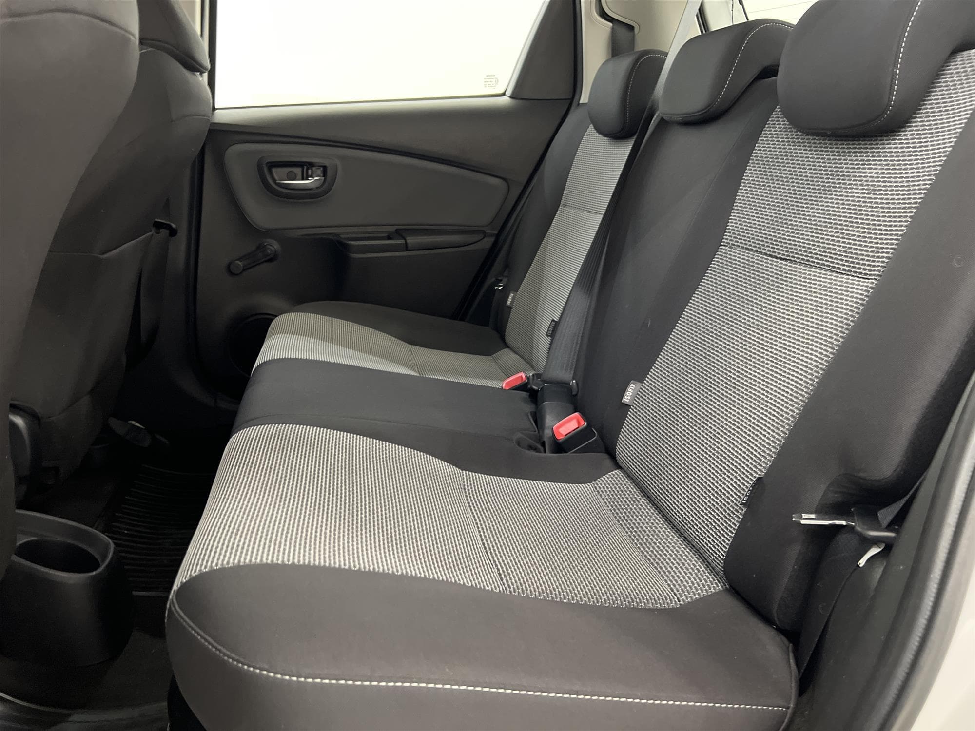 Toyota Yaris Hybrid e-CVT 101hk B-Kam 360kr Skatt 0,33L/mil
