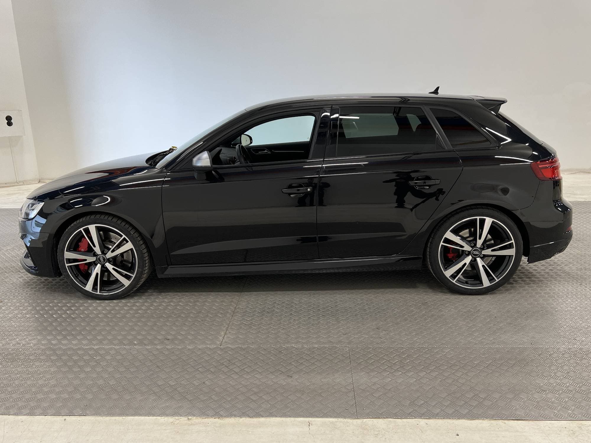 Audi RS3 2.5 TFSI Quattro 400hk Cockpit B&O Paddlar Navi