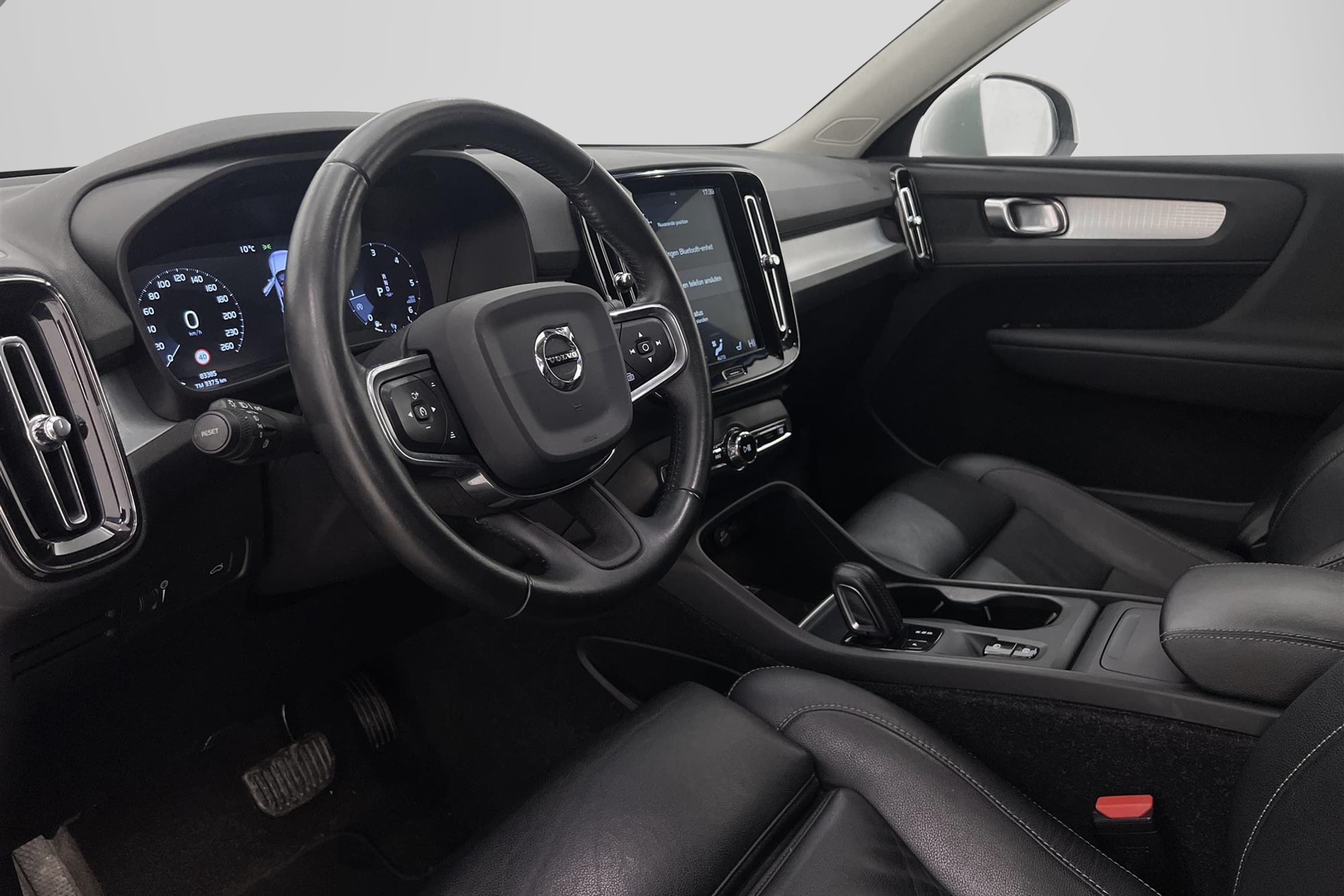 Volvo XC40 D3 150hk Momentum VOC Värmare Kamera Skinn Naviinteriör