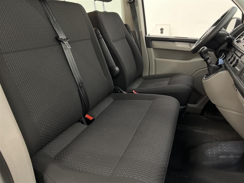 Volkswagen Transporter 2.0 TDI 150hk 9-sits Lång PDC interiör