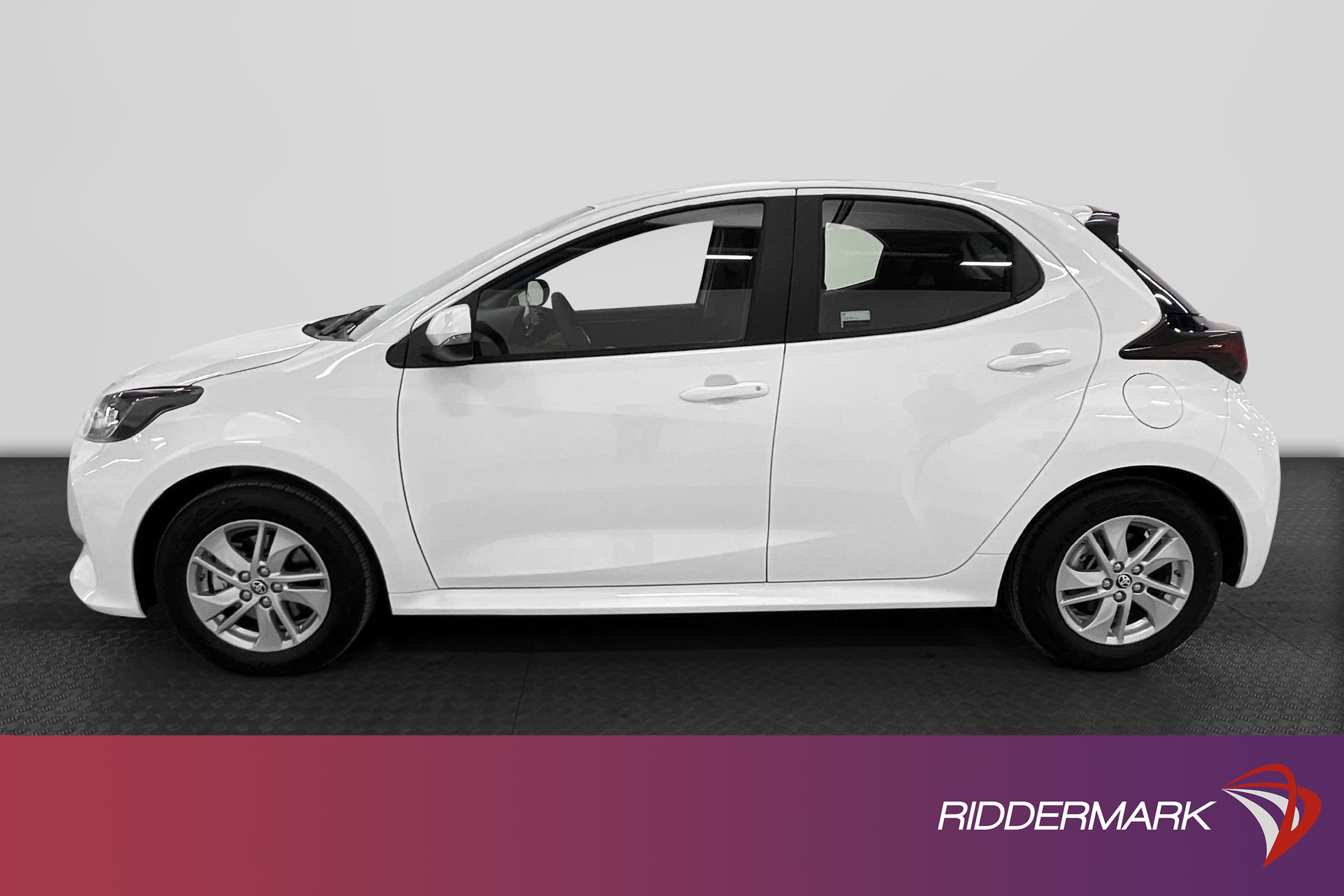 Toyota Yaris Hybrid CVT 116hk Backkamera Lane Assist Adaptiv