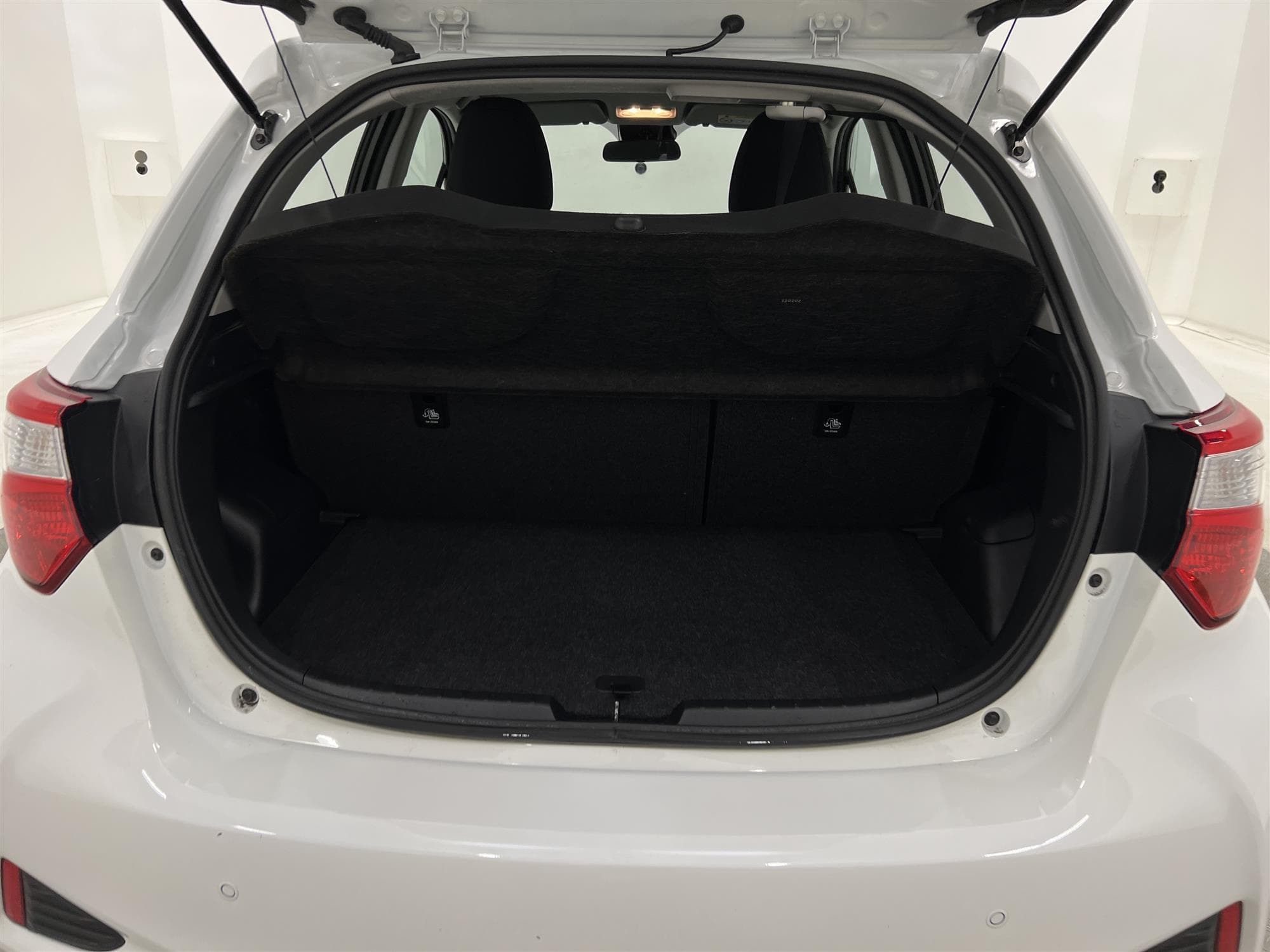 Toyota Yaris Hybrid e-CVT 101hk B-Kam P-Sensorer 0,37L/mil
