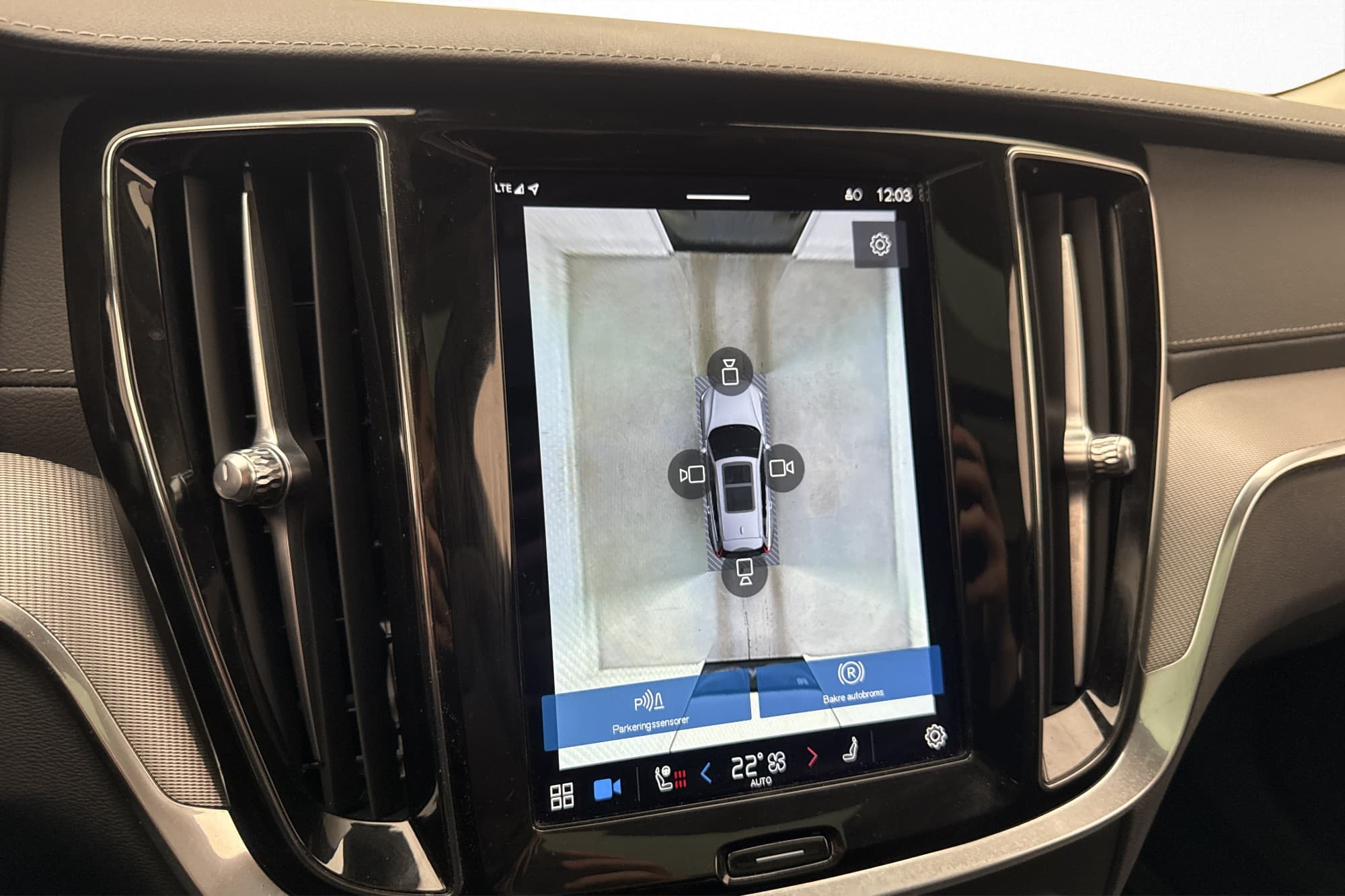 Volvo V60 Recharge T6 AWD Ultimate Dark Pano H/K Skinn MOMS