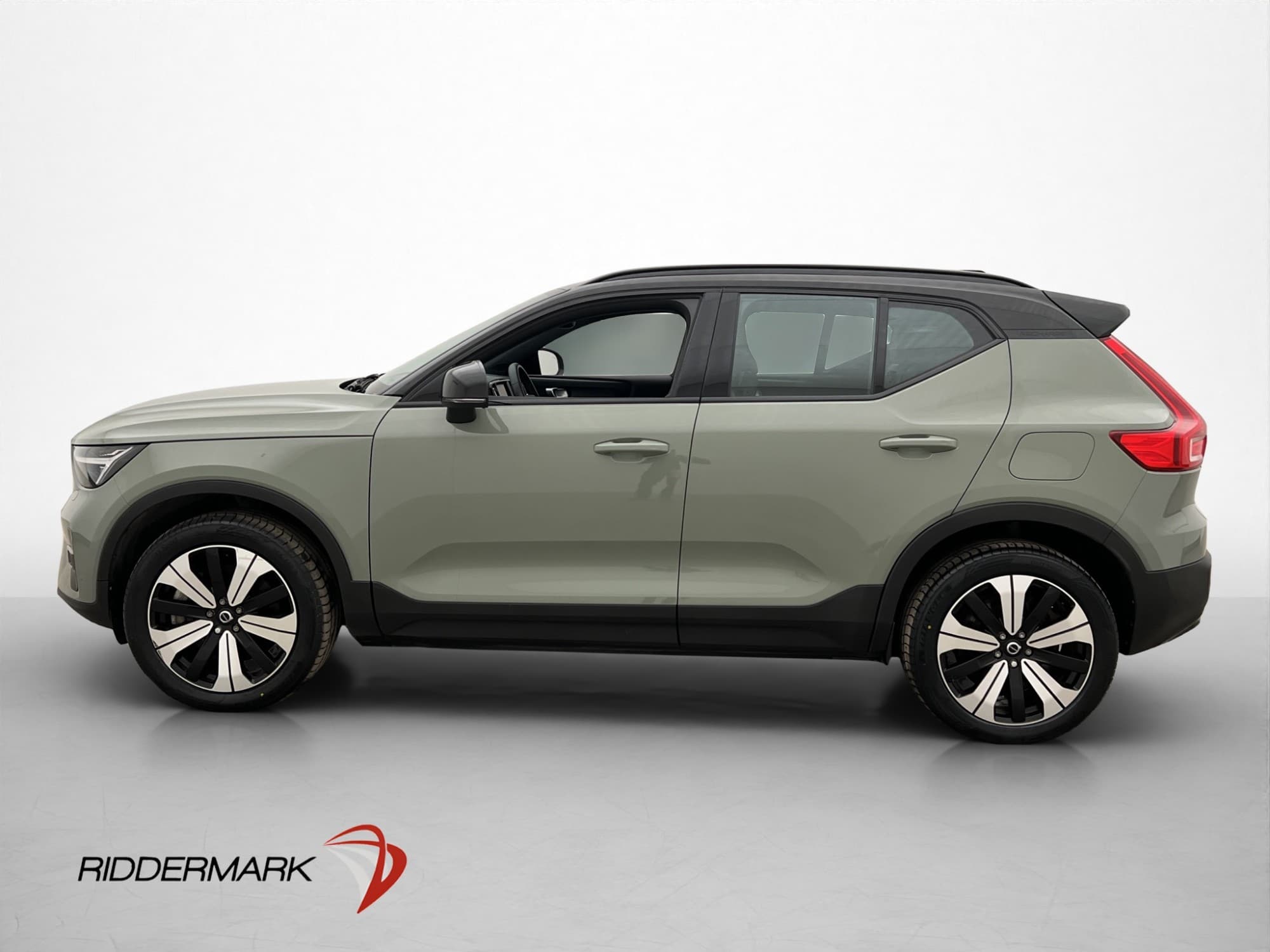 Volvo XC40 Recharge AWD 408hk Plus Värmare CarPlay Drag MOMS