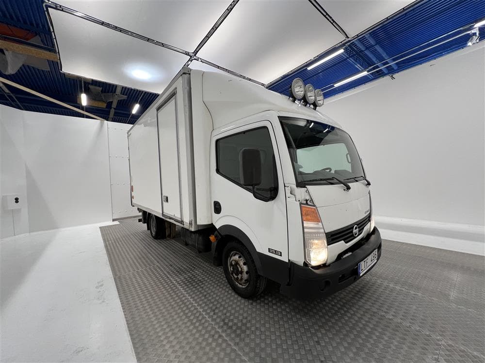 Nissan Cabstar F24 2.5 Bakgavellyft Sidodörr Moms 