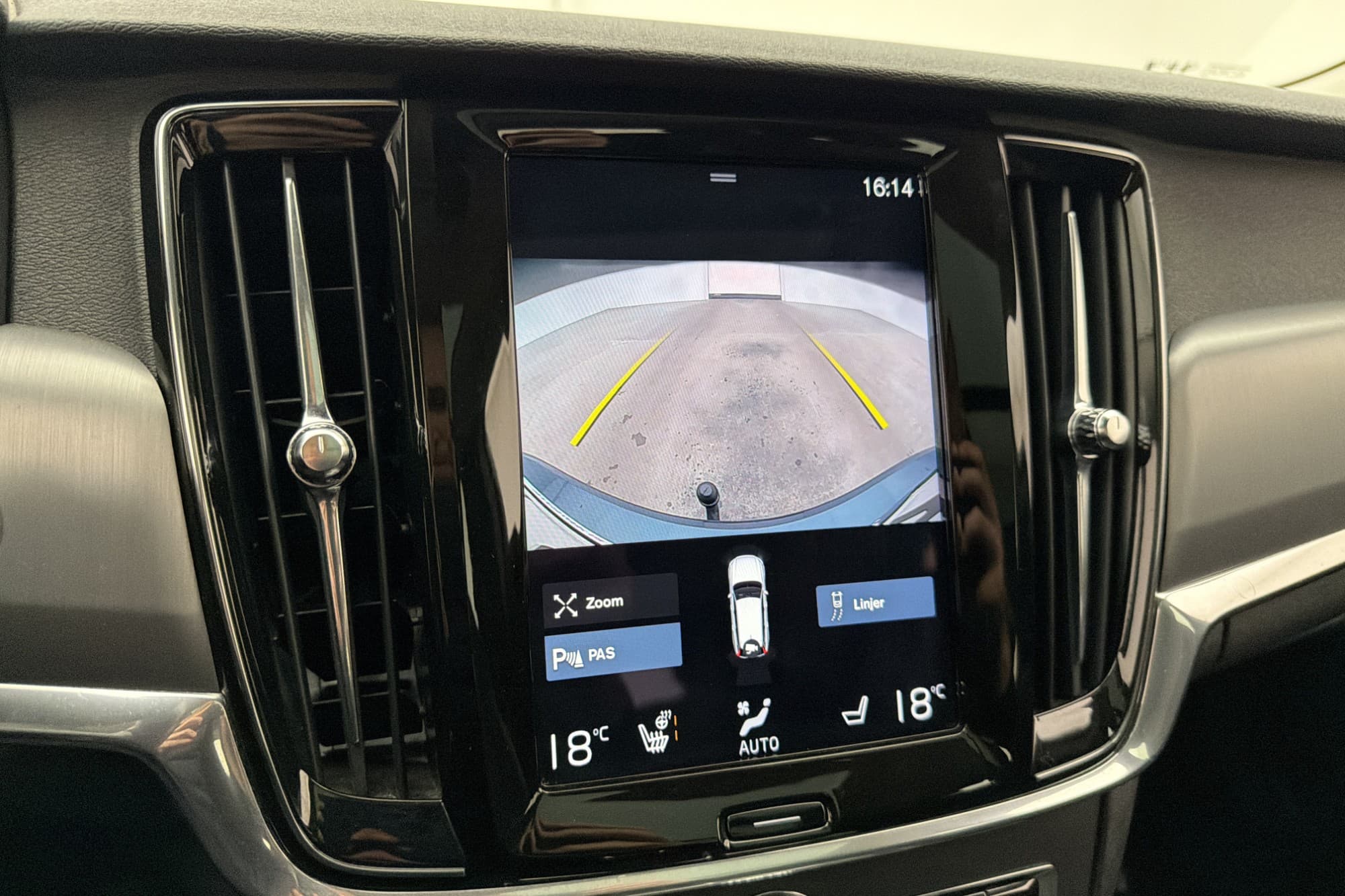 Volvo V90 D3 150hk AWD Momentum Kamera Pano Värmare VOC Drag