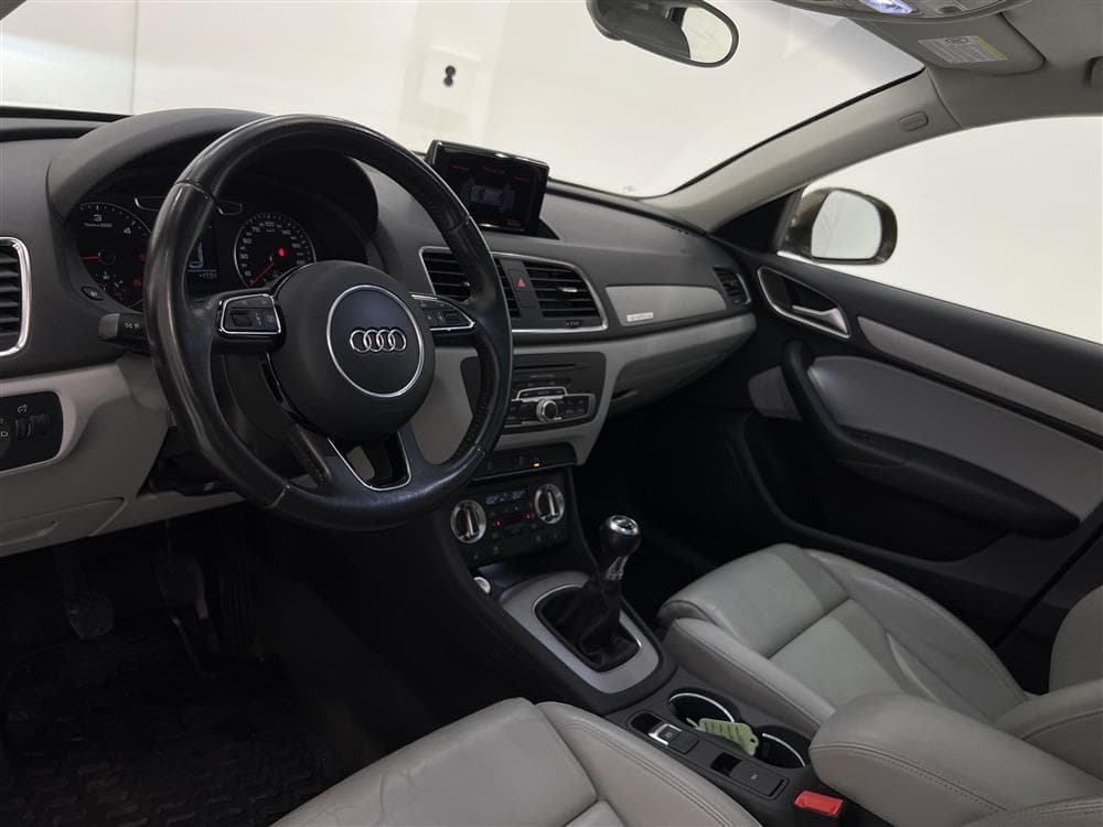 Audi Q3 2.0 TDI Quattro 140hk Pano Skinn Navi 0,57l/milinteriör