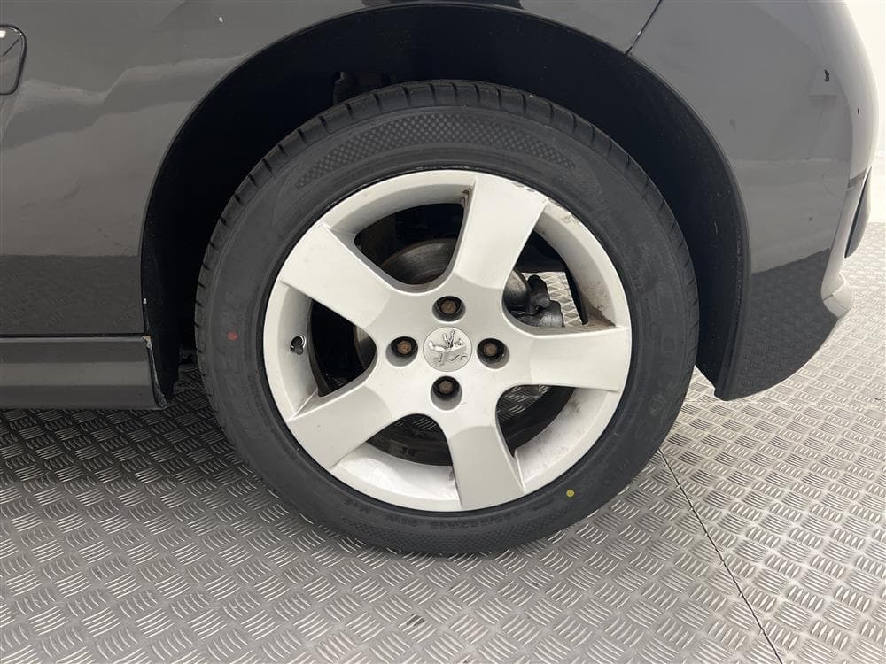 Peugeot 207 CC 1.6 HDI 112hk Nyservad Nybesiktigad 0.49l/milinteriör