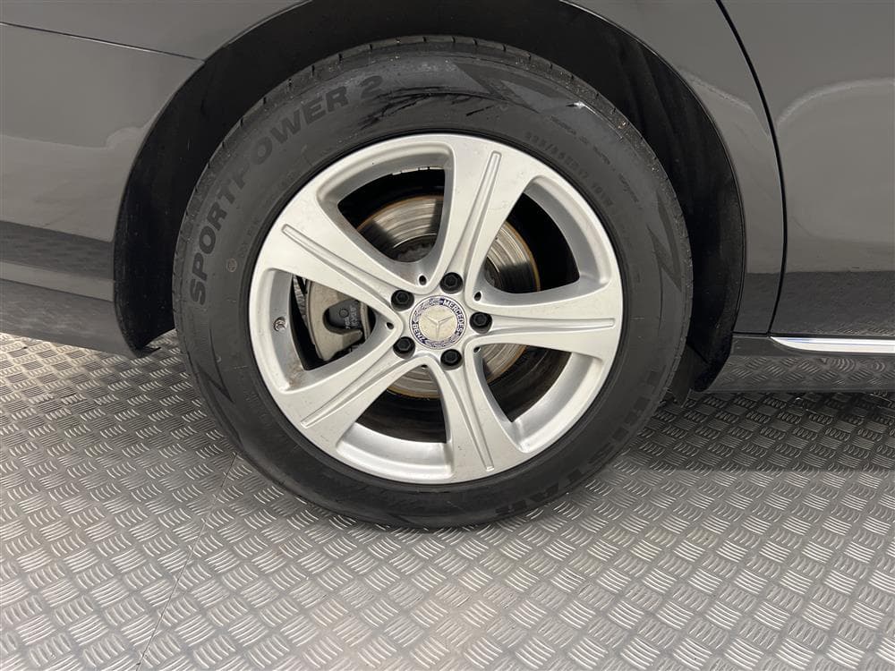 Mercedes-Benz E 220 d 4M 194hk D-värme Burmester 360° Draginteriör