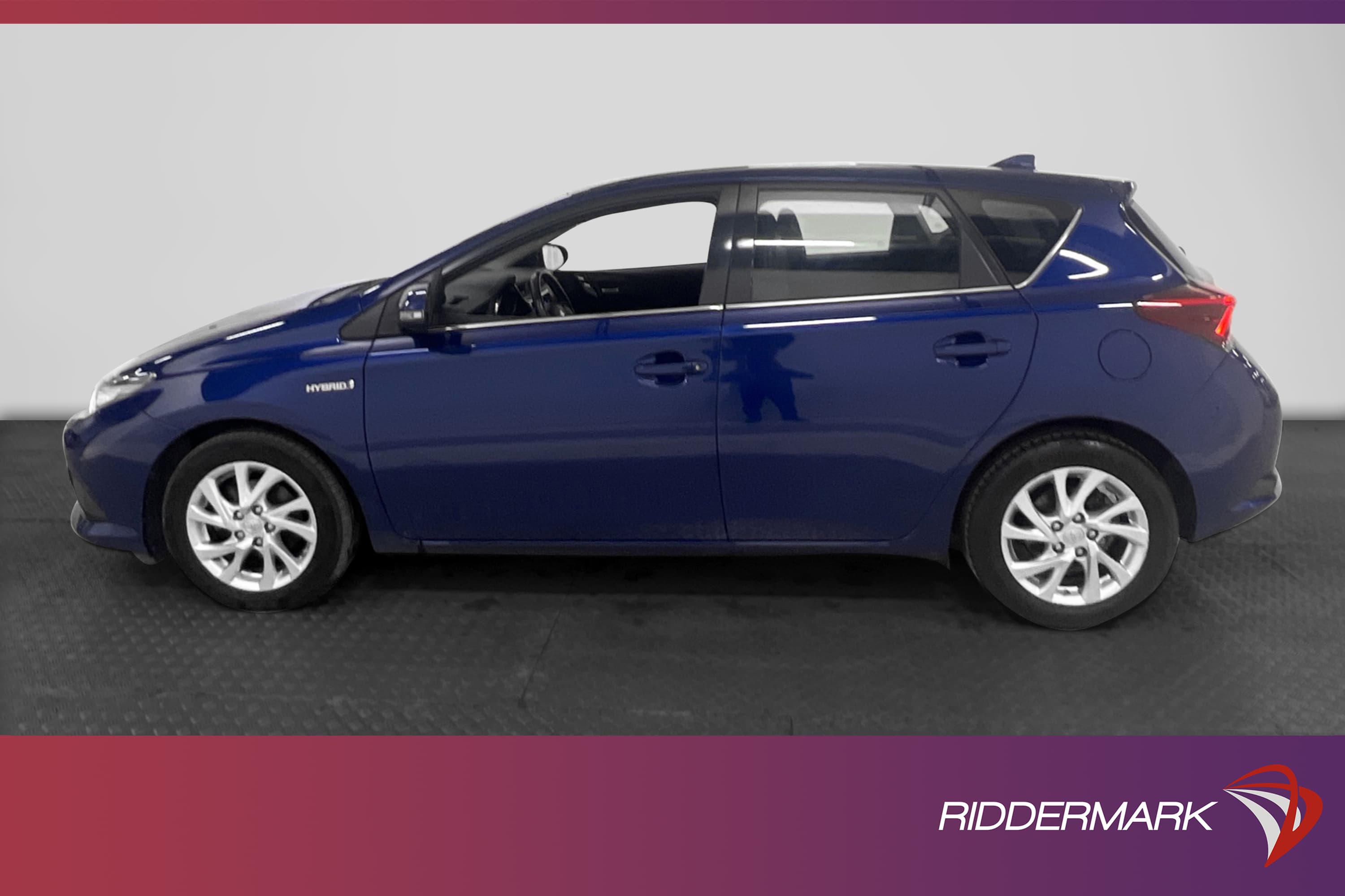 Toyota Auris Hybrid e-CVT 136hk