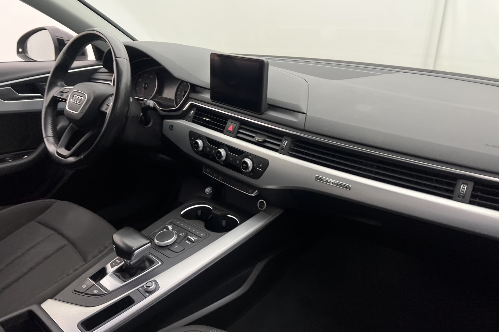 Audi A4 Avant TDI Quattro 190hk Proline P-sensorer Dragkrok