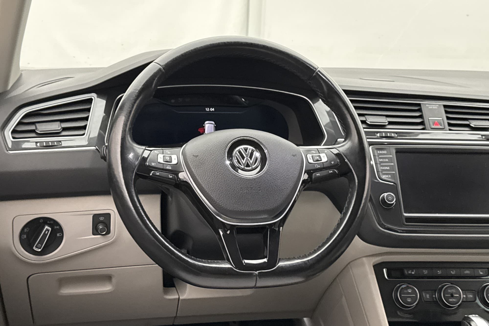 Volkswagen Tiguan 4M 190hk R-Line Drag Värmare Cockpit