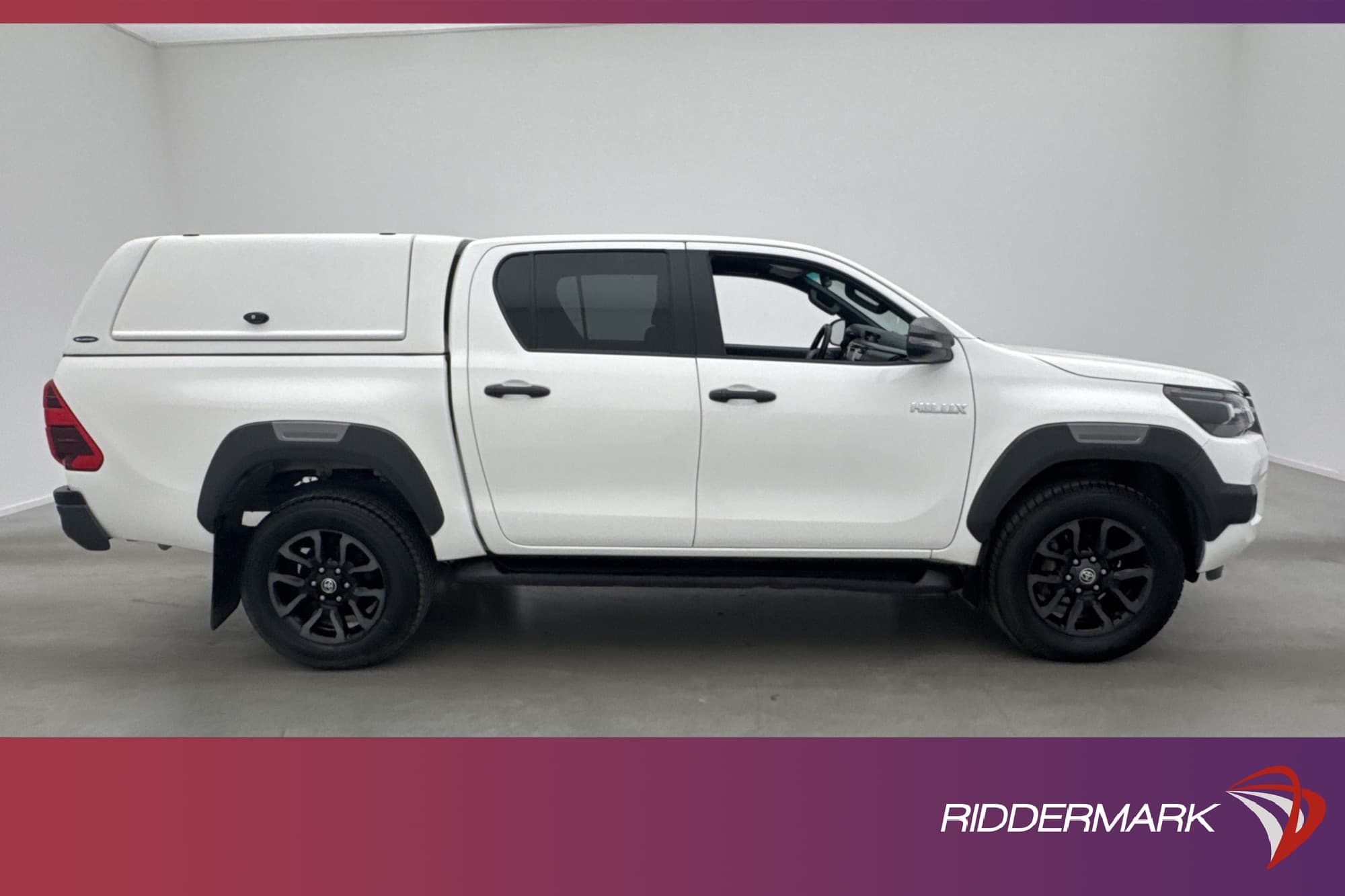 Toyota Hilux Invincible 2.8 4WD M/K-Värm Drag JBL Diff Moms