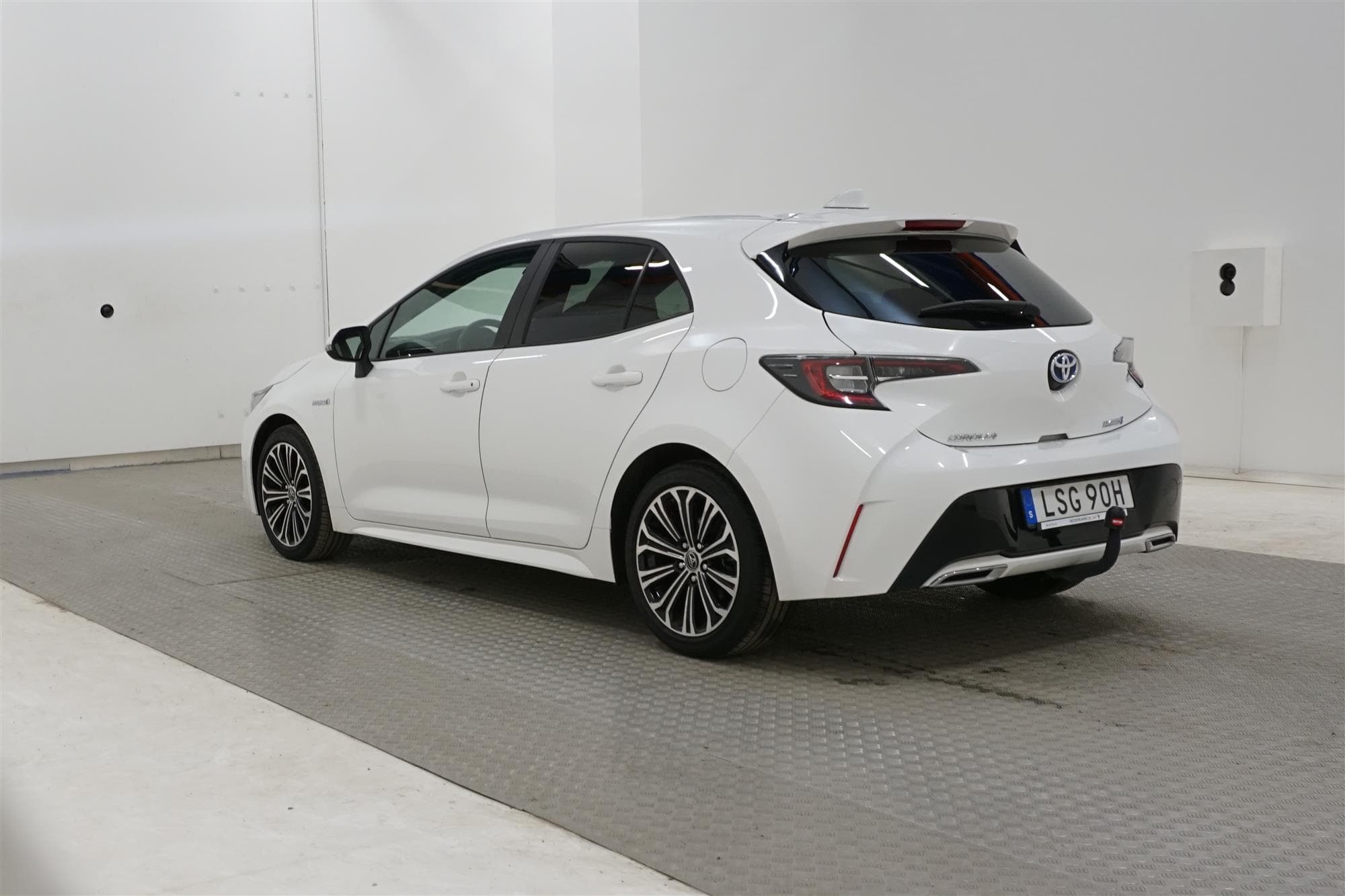 Toyota Corolla Hybrid e-CVT 184hk B-Kam Nybesiktad 0,39L/mil