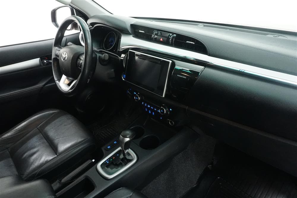 Toyota Hilux Premium 2.4D Automat Kamera Diff Drag Moms interiör