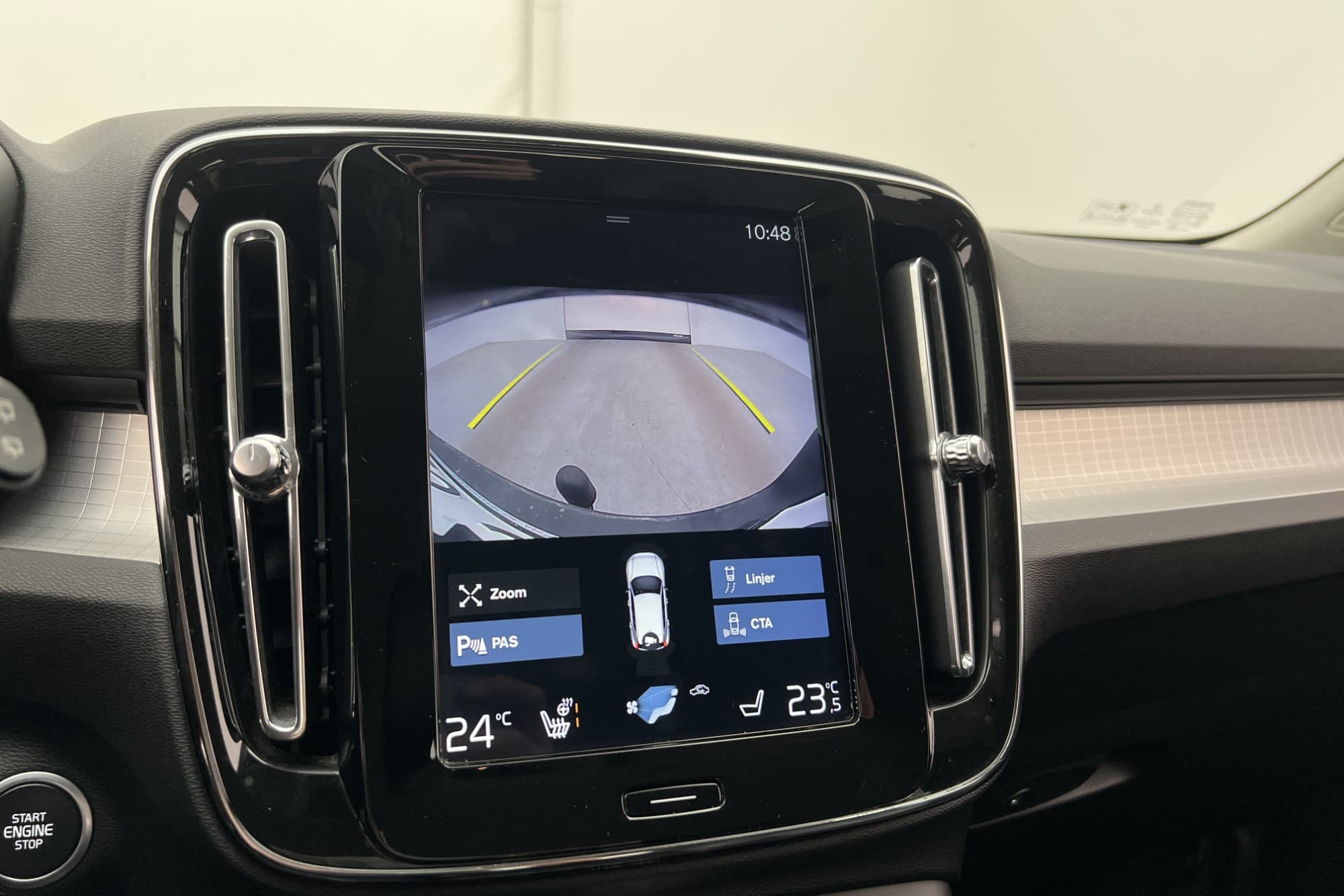 Volvo XC40 D4 AWD Momentum VOC Värmare Drag Kamera Skinn