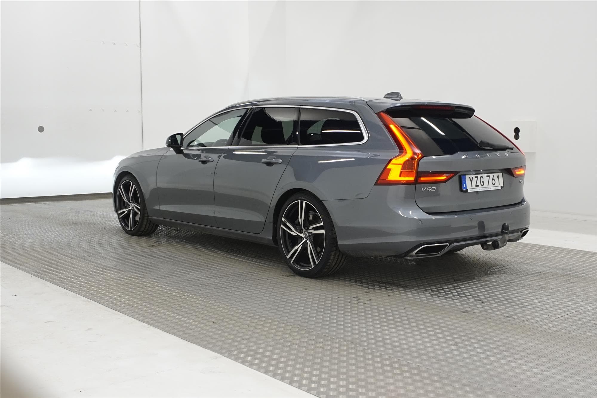 Volvo V90 T5 250hk R Design VOC B-Värm Navi BLIS Drag