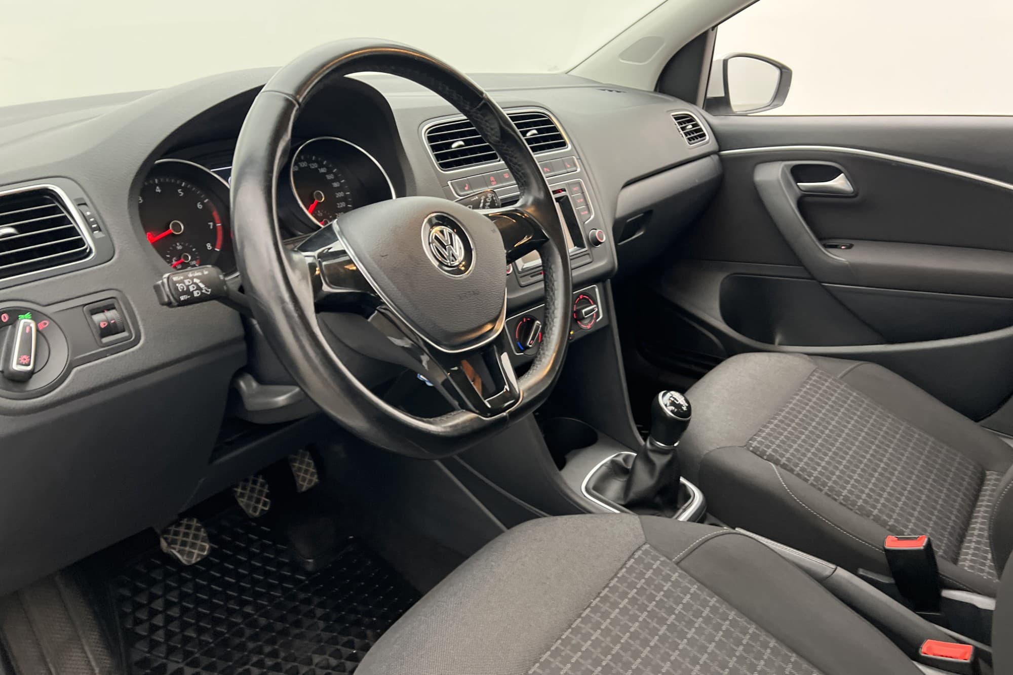 Volkswagen Polo 90hk R-Line M&K-Värmare Dragkrok Sensorer
