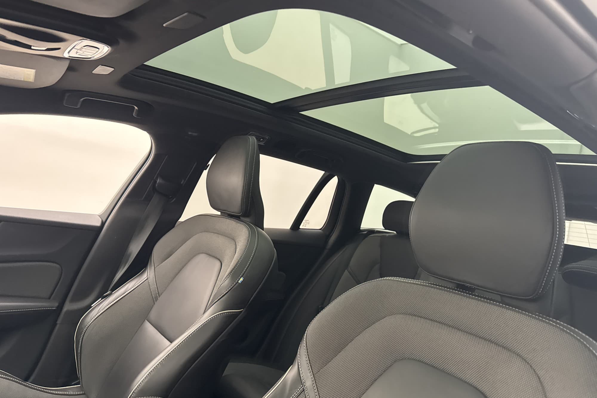 Volvo V60 Recharge T8 AWD 456hk R-Design Pano B&W 360 Drag