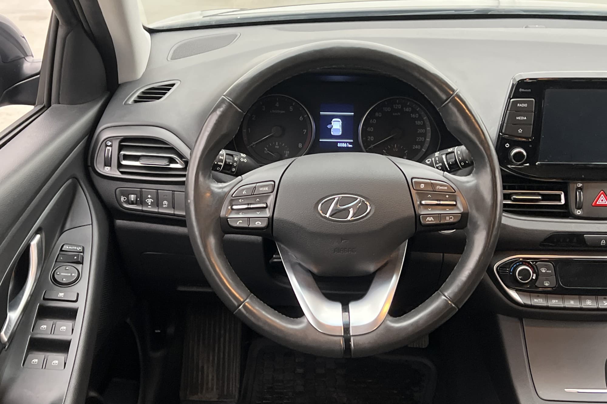Hyundai i30 Kombi 120hk Essential B-kamera Dragkrok CarPlay 