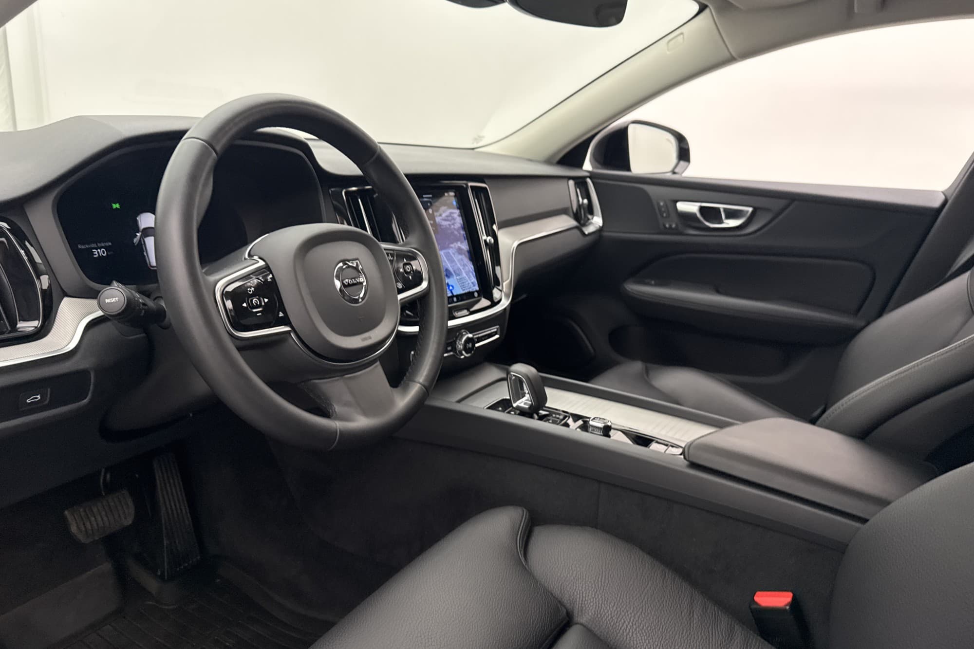 Volvo V60 B4 Plus Dark Värmare Drag Skinn Kamera CarPlay