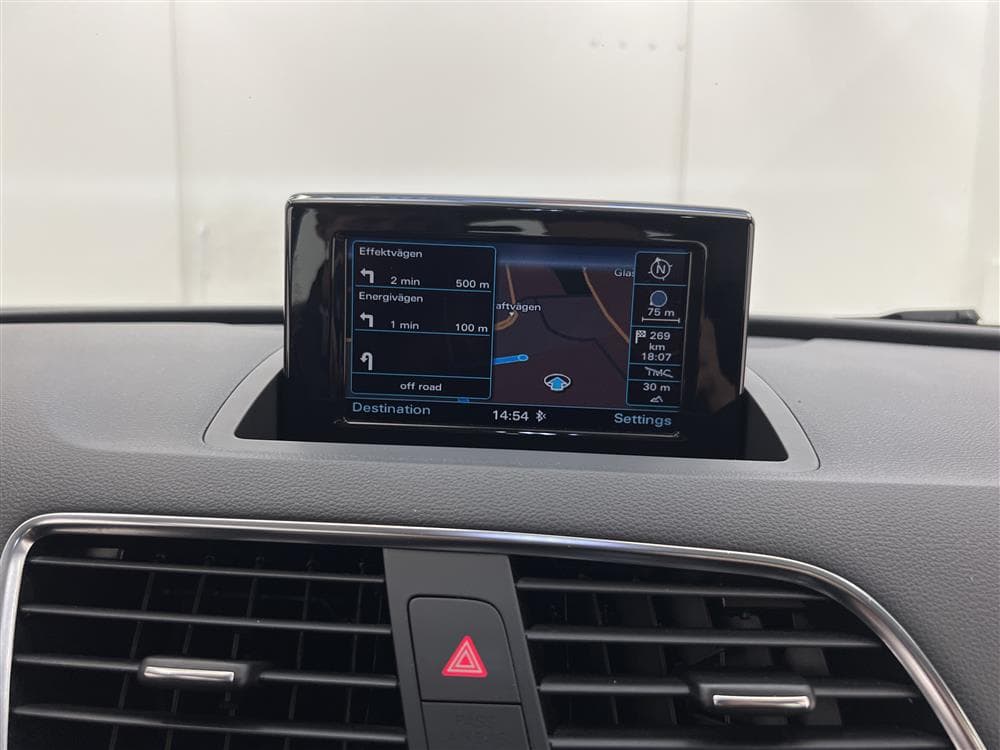 Audi Q3 2.0 TDI Quattro 140hk Pano Skinn Navi 0,57l/milinteriör
