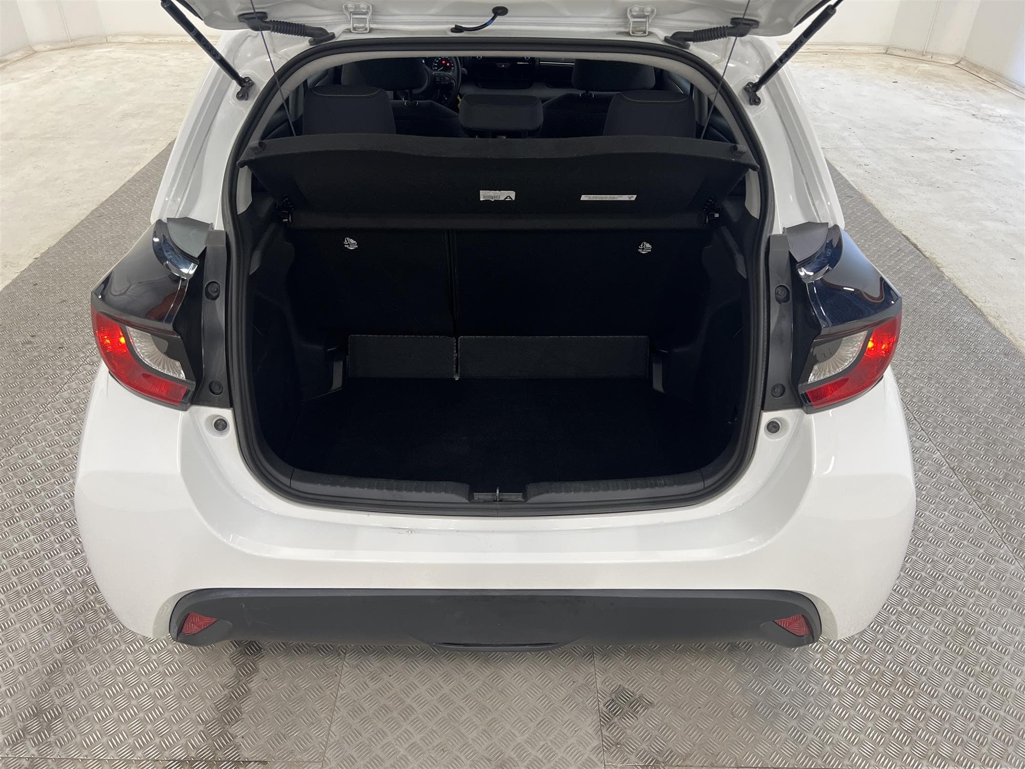 Toyota Yaris Hybrid CVT 116hk  B-Kam Lane Assist 360kr Skatt