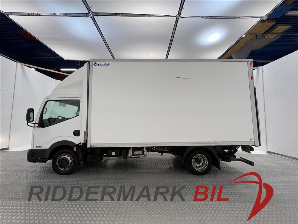 Nissan Cabstar F24 2.5 Bakgavellyft Sidodörr Moms 