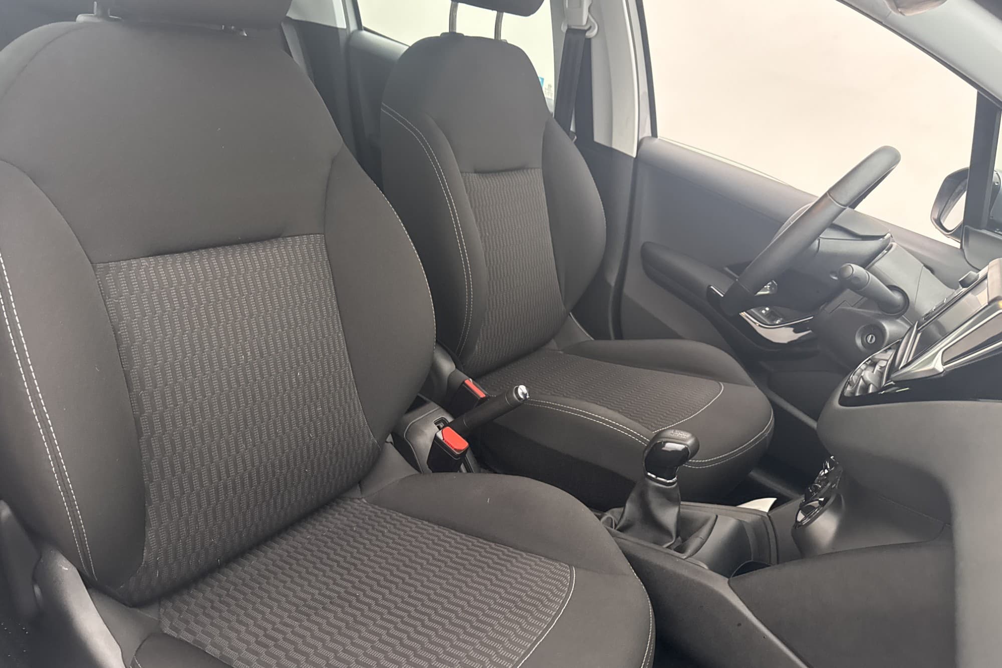 Peugeot 208 1.2 VTi 83hk M&K-Värmare Farthållare