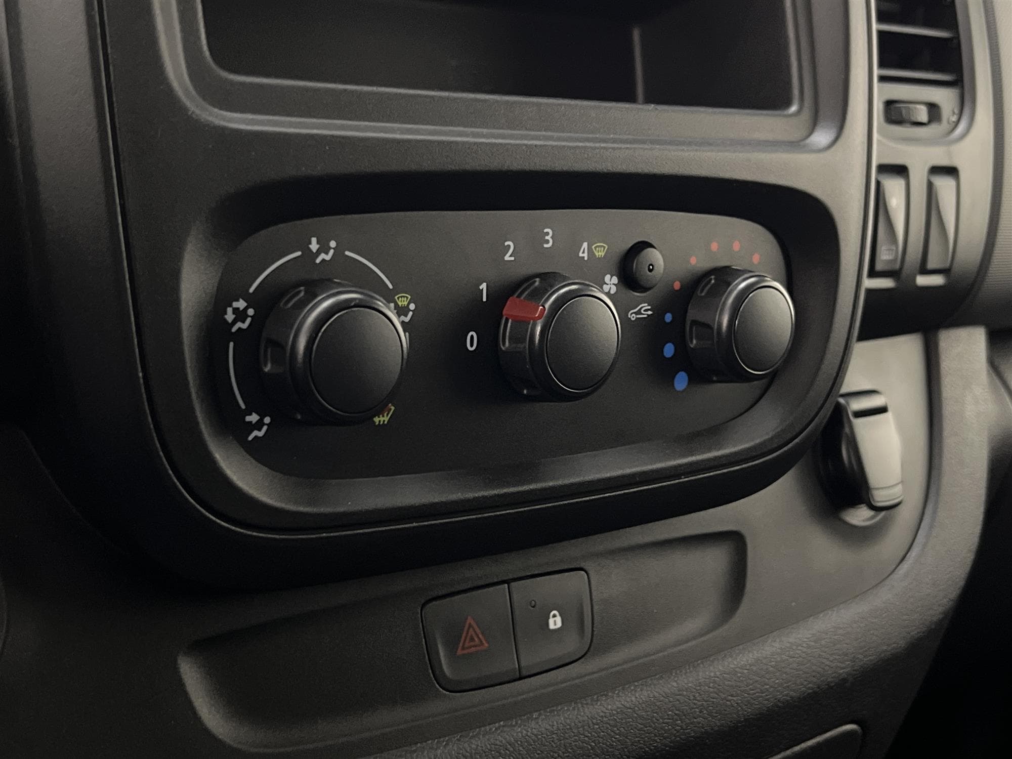 Renault Trafic 2.0dCi Dragkrok Kamera Moms 